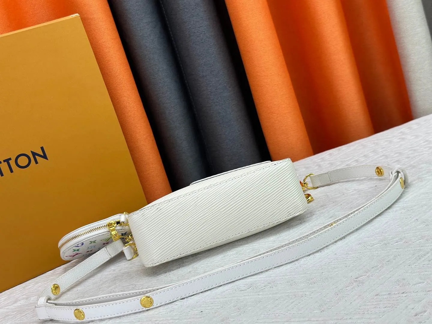 P260 M13099 This Marellini handbag is made of rich-texture Epi leather to create a delicate structure with ample space to store daily necessities such as smartphones. The round coin purse and mirror are both made of the colorful Monogram canvas from the Louis Vuitton x Takashi Murakami collaboration series, and are fixed to the bag body with a rough metal chain. Size: 19x13.5x6.5cm