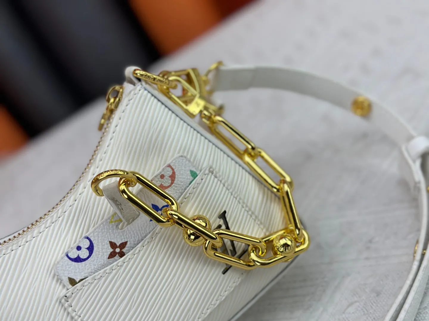 P260 M13099 This Marellini handbag is made of rich-texture Epi leather to create a delicate structure with ample space to store daily necessities such as smartphones. The round coin purse and mirror are both made of the colorful Monogram canvas from the Louis Vuitton x Takashi Murakami collaboration series, and are fixed to the bag body with a rough metal chain. Size: 19x13.5x6.5cm