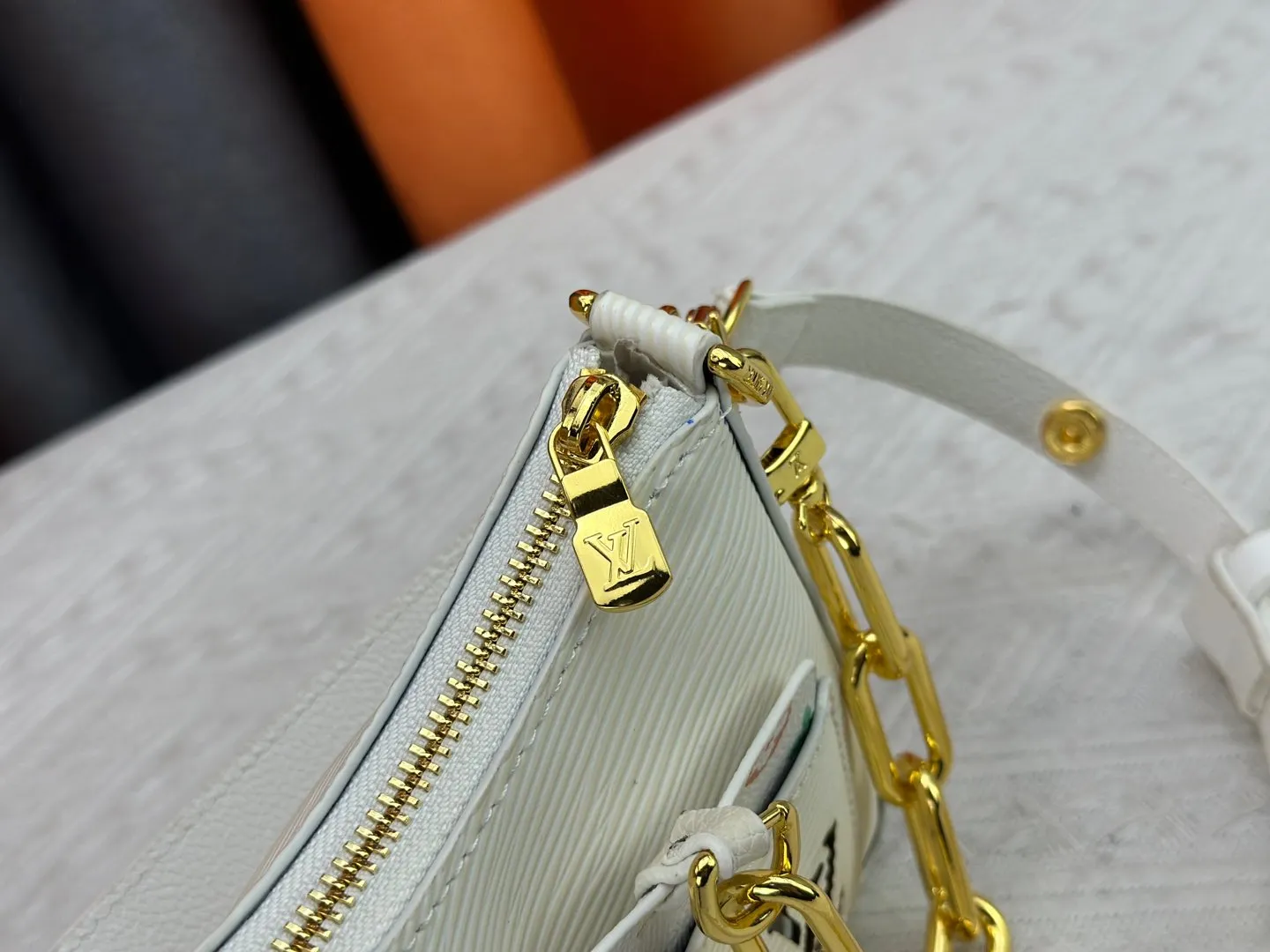 P260 M13099 This Marellini handbag is made of rich-texture Epi leather to create a delicate structure with ample space to store daily necessities such as smartphones. The round coin purse and mirror are both made of the colorful Monogram canvas from the Louis Vuitton x Takashi Murakami collaboration series, and are fixed to the bag body with a rough metal chain. Size: 19x13.5x6.5cm