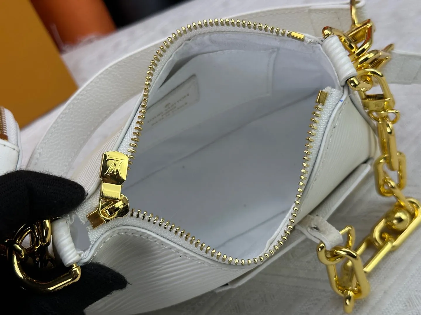 P260 M13099 This Marellini handbag is made of rich-texture Epi leather to create a delicate structure with ample space to store daily necessities such as smartphones. The round coin purse and mirror are both made of the colorful Monogram canvas from the Louis Vuitton x Takashi Murakami collaboration series, and are fixed to the bag body with a rough metal chain. Size: 19x13.5x6.5cm