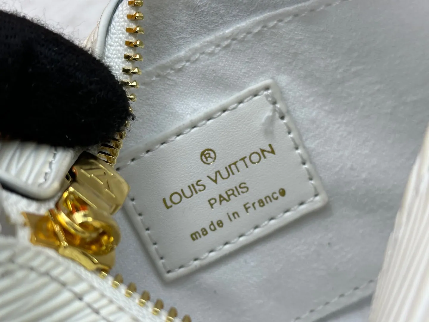 P260 M13099 This Marellini handbag is made of rich-texture Epi leather to create a delicate structure with ample space to store daily necessities such as smartphones. The round coin purse and mirror are both made of the colorful Monogram canvas from the Louis Vuitton x Takashi Murakami collaboration series, and are fixed to the bag body with a rough metal chain. Size: 19x13.5x6.5cm