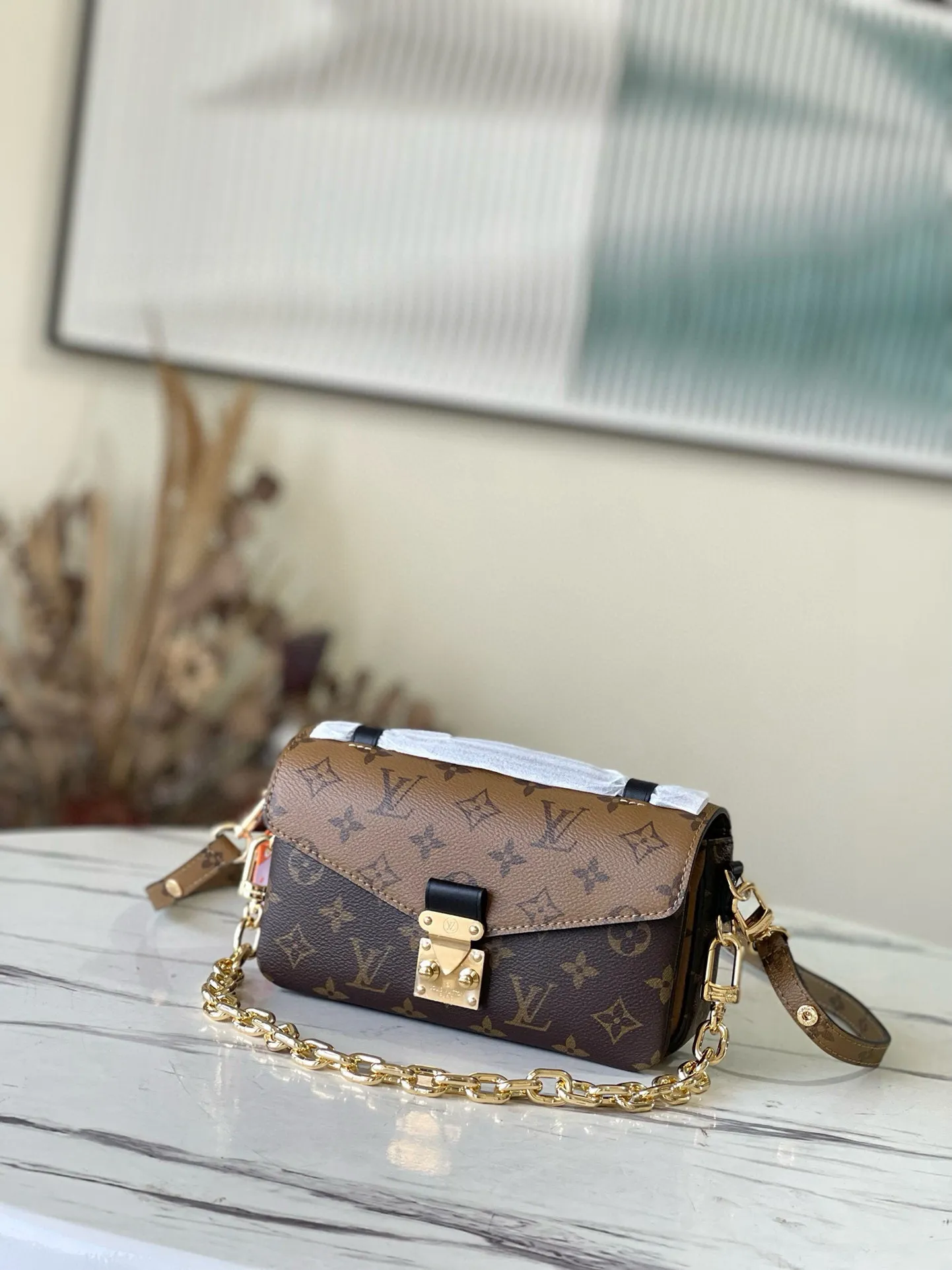 💰800 (Steel Hardware) Top Original M46279 Yellow Flower Pochette Métis East West handbag is made of Monogram canvas, cow leather trim and S-lock lock. While continuing the classic elements, it also has modern details such as a short chain on the shoulder. Generously constructed with compartments, zippered interior and exterior pockets to easily store your iPhone 13. Dimensions: 21.5 x 13.5 x 6 cm