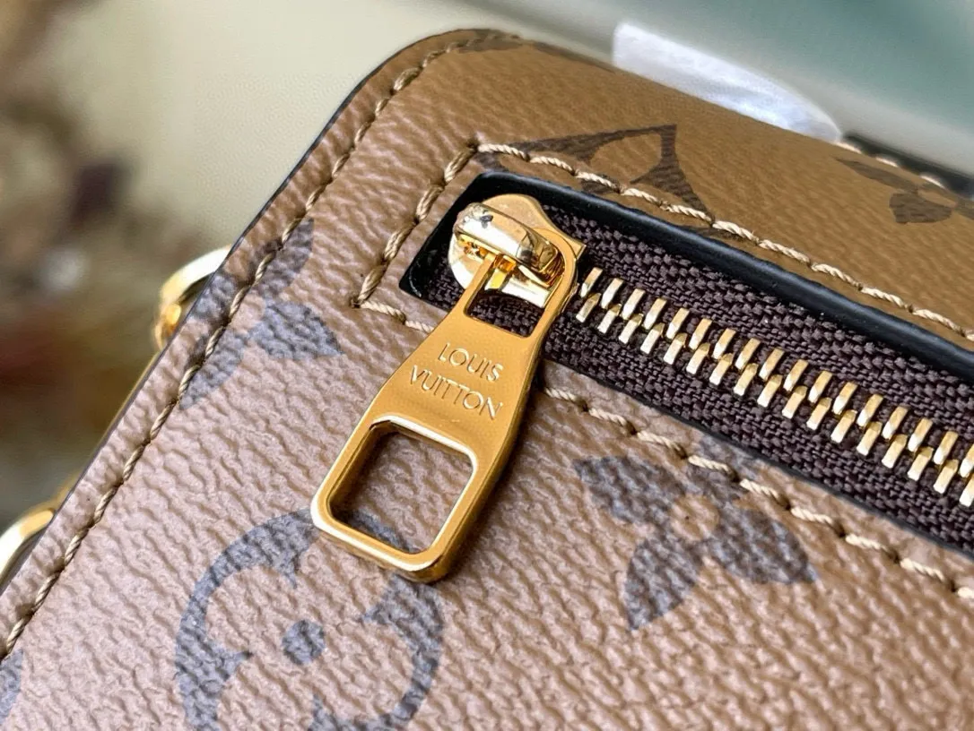 💰800 (Steel Hardware) Top Original M46279 Yellow Flower Pochette Métis East West handbag is made of Monogram canvas, cow leather trim and S-lock lock. While continuing the classic elements, it also has modern details such as a short chain on the shoulder. Generously constructed with compartments, zippered interior and exterior pockets to easily store your iPhone 13. Dimensions: 21.5 x 13.5 x 6 cm