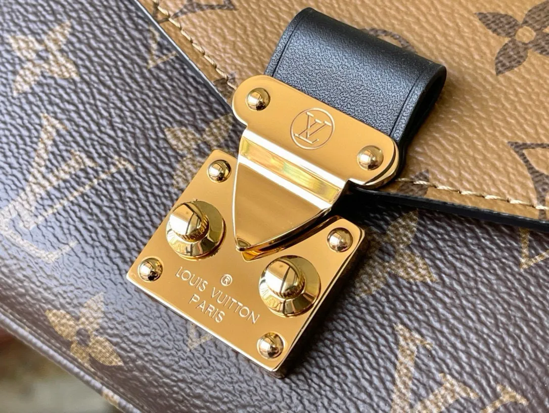 💰800 (Steel Hardware) Top Original M46279 Yellow Flower Pochette Métis East West handbag is made of Monogram canvas, cow leather trim and S-lock lock. While continuing the classic elements, it also has modern details such as a short chain on the shoulder. Generously constructed with compartments, zippered interior and exterior pockets to easily store your iPhone 13. Dimensions: 21.5 x 13.5 x 6 cm