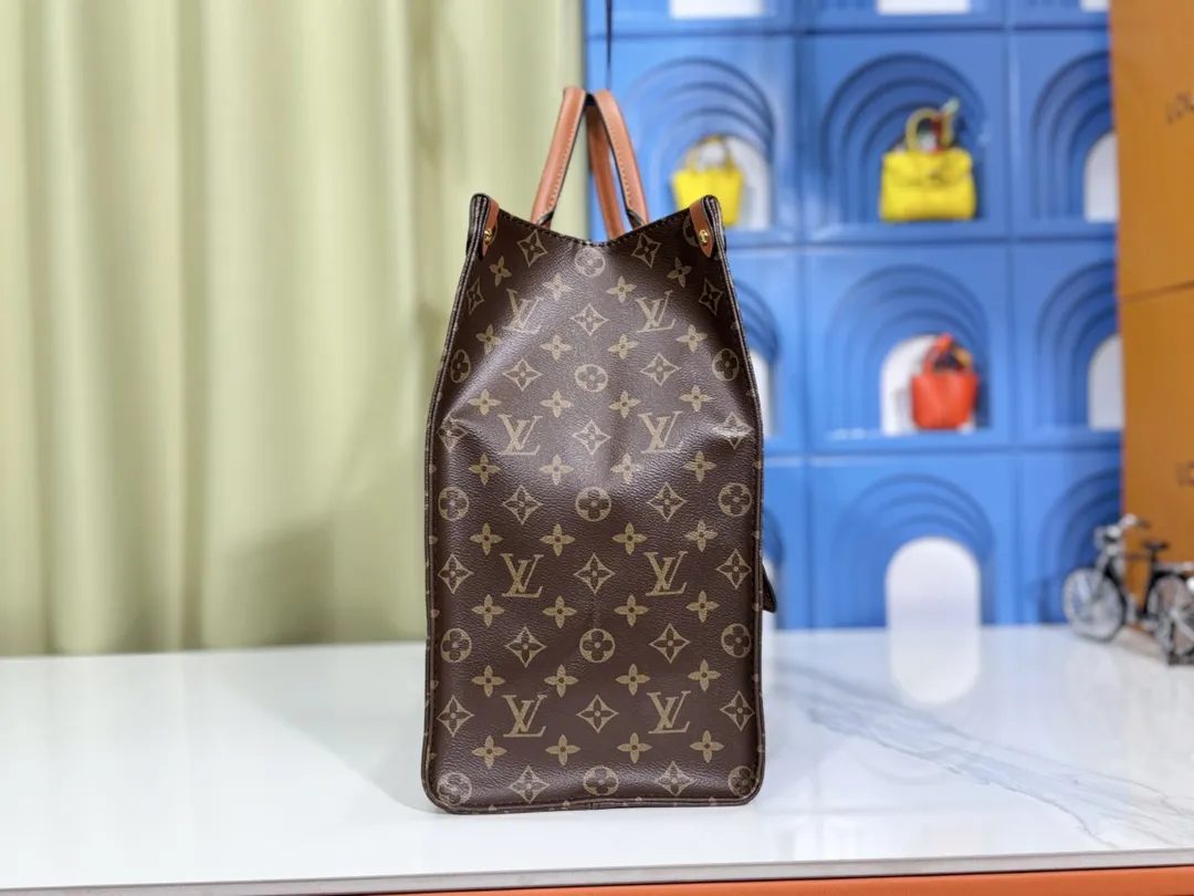 P280💰Upgraded original 🔥New style🔥M45320 M44576 M44571 This Onthego handbag is eye-catching and charming against the backdrop of Monogram Giant canvas. The sides and handles are decorated with Monogram Reverse patterns, and you can see the changes in color and texture in similar fashion. The large size has plenty of room inside, and with the shoulder strap and Toron handle, you can go about your daily life as you please. Dimensions: 41.0 x 34.0 x 19.0 cm (length x height x width)