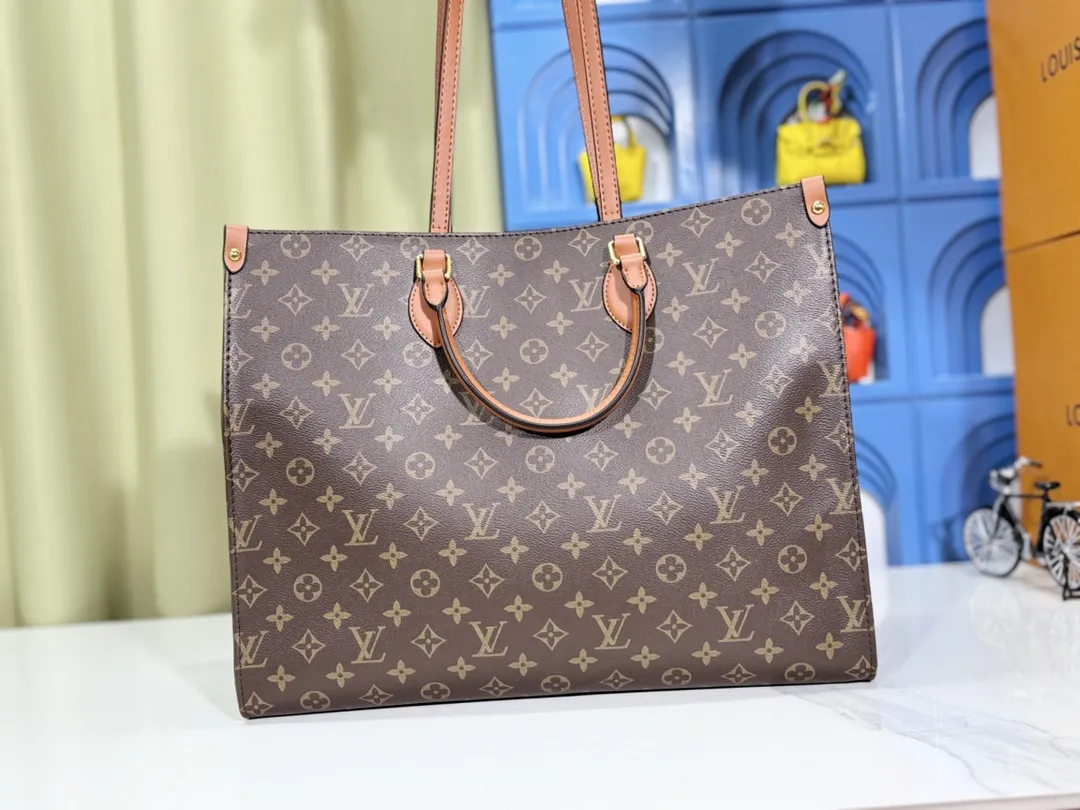 P280💰Upgraded original 🔥New style🔥M45320 M44576 M44571 This Onthego handbag is eye-catching and charming against the backdrop of Monogram Giant canvas. The sides and handles are decorated with Monogram Reverse patterns, and you can see the changes in color and texture in similar fashion. The large size has plenty of room inside, and with the shoulder strap and Toron handle, you can go about your daily life as you please. Dimensions: 41.0 x 34.0 x 19.0 cm (length x height x width)