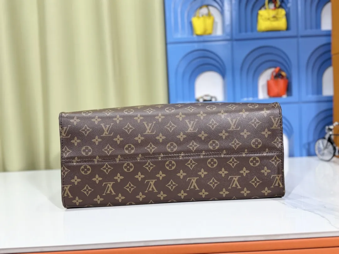 P280💰Upgraded original 🔥New style🔥M45320 M44576 M44571 This Onthego handbag is eye-catching and charming against the backdrop of Monogram Giant canvas. The sides and handles are decorated with Monogram Reverse patterns, and you can see the changes in color and texture in similar fashion. The large size has plenty of room inside, and with the shoulder strap and Toron handle, you can go about your daily life as you please. Dimensions: 41.0 x 34.0 x 19.0 cm (length x height x width)