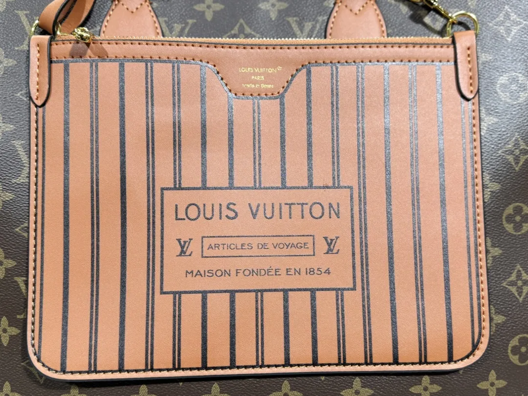 P280💰Upgraded original 🔥New style🔥M45320 M44576 M44571 This Onthego handbag is eye-catching and charming against the backdrop of Monogram Giant canvas. The sides and handles are decorated with Monogram Reverse patterns, and you can see the changes in color and texture in similar fashion. The large size has plenty of room inside, and with the shoulder strap and Toron handle, you can go about your daily life as you please. Dimensions: 41.0 x 34.0 x 19.0 cm (length x height x width)