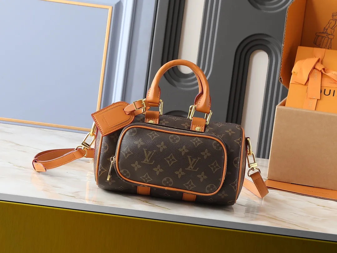 💰260💰Upgraded from the original M14981 M12627 M13988 M46271 This Keepall 25 Cargo handbag is from the Monogram Archive series. It is made of Monogram canvas with distressed cow leather trim, which expresses the retro style. The metallic beaded zipper puller and removable leather nameplate highlight the brand's ingenious details, while the front zipper pocket and main compartment add functional considerations. Dimensions: 25.0 x 15.0 x 11.0 cm (length x height x width)