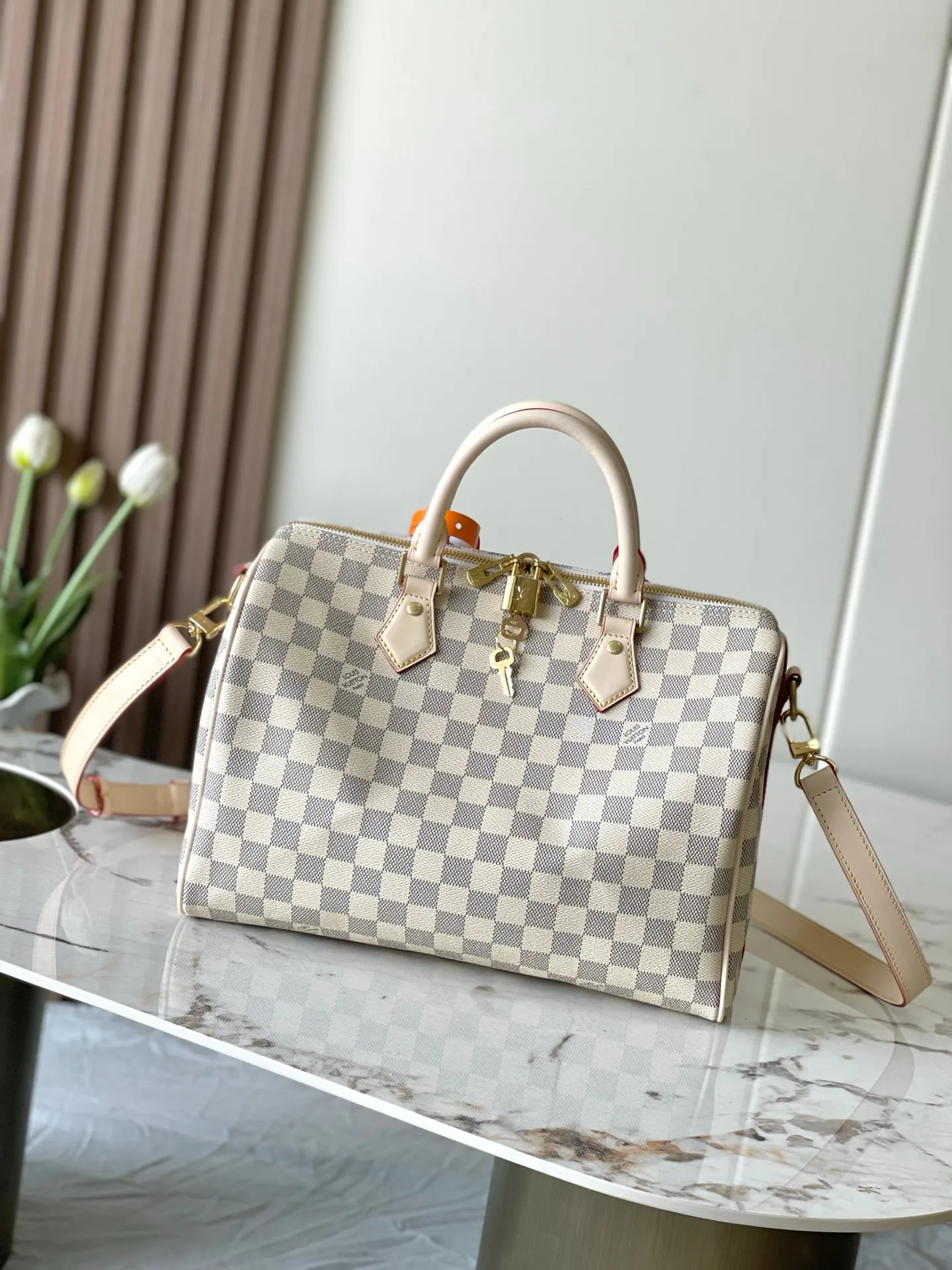 💰800 Every feature of the top original model 41112 white plaid Speedy 30 handbag can be called a classic: unique shape, leather handle, Damier Azur canvas. No wonder it has become the most popular bag in the world. Originally designed in 1930 for travelers (the name pays homage to the high-speed traffic of the time) with a cross-body strap, the Speedy 30 has become the perfect urban bag - soft, lightweight and classic. Size 30×21×17cm