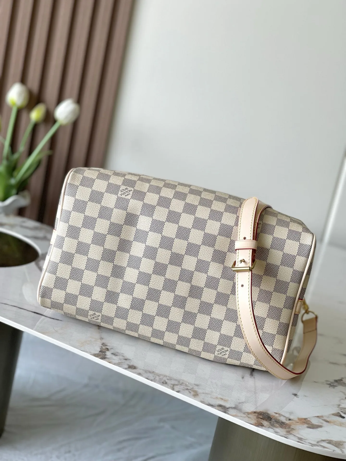 💰800 Every feature of the top original model 41112 white plaid Speedy 30 handbag can be called a classic: unique shape, leather handle, Damier Azur canvas. No wonder it has become the most popular bag in the world. Originally designed in 1930 for travelers (the name pays homage to the high-speed traffic of the time) with a cross-body strap, the Speedy 30 has become the perfect urban bag - soft, lightweight and classic. Size 30×21×17cm