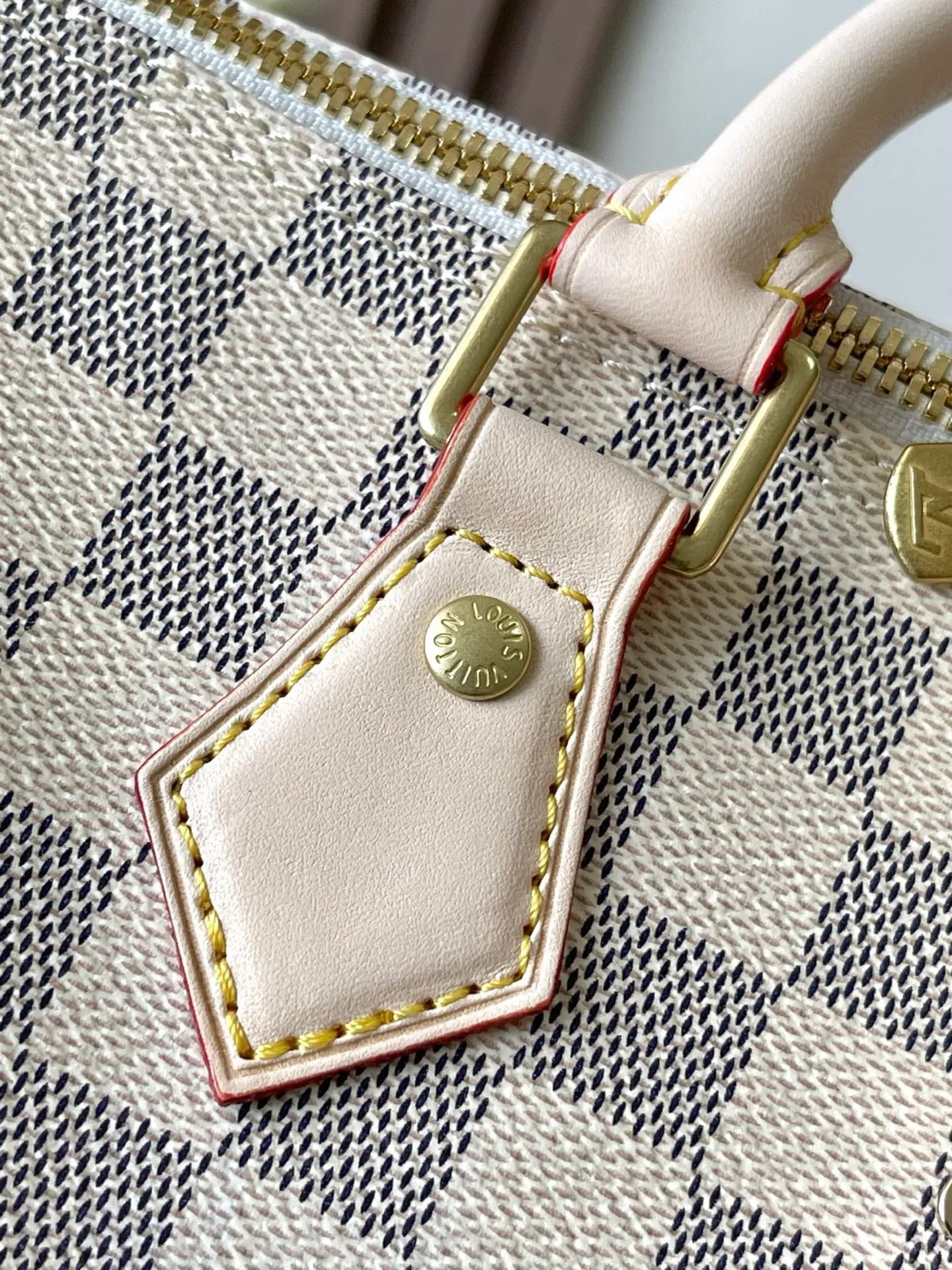 💰800 Every feature of the top original model 41112 white plaid Speedy 30 handbag can be called a classic: unique shape, leather handle, Damier Azur canvas. No wonder it has become the most popular bag in the world. Originally designed in 1930 for travelers (the name pays homage to the high-speed traffic of the time) with a cross-body strap, the Speedy 30 has become the perfect urban bag - soft, lightweight and classic. Size 30×21×17cm