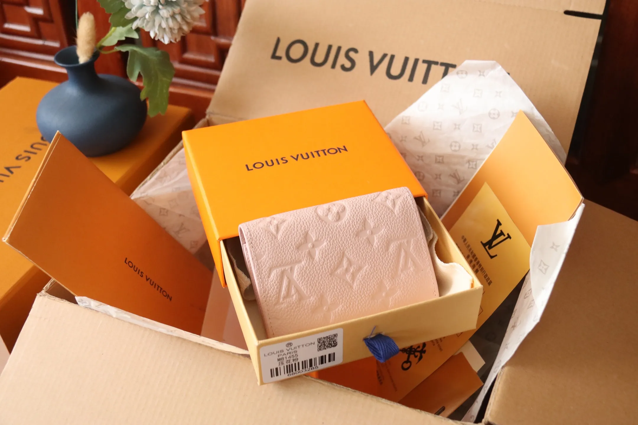Original quality P340 M81455 pink first-layer cowhide👏👏This Rosalie coin purse is made of Monogram Empreinte embossed soft-grained cowhide. It opens with a rounded flap and has a compact shape. It has a zippered coin pocket, a patch pocket and a card compartment inside. Louis Vuitton logo-engraved snaps secure the closure. Size: 11X8X2.5cm.