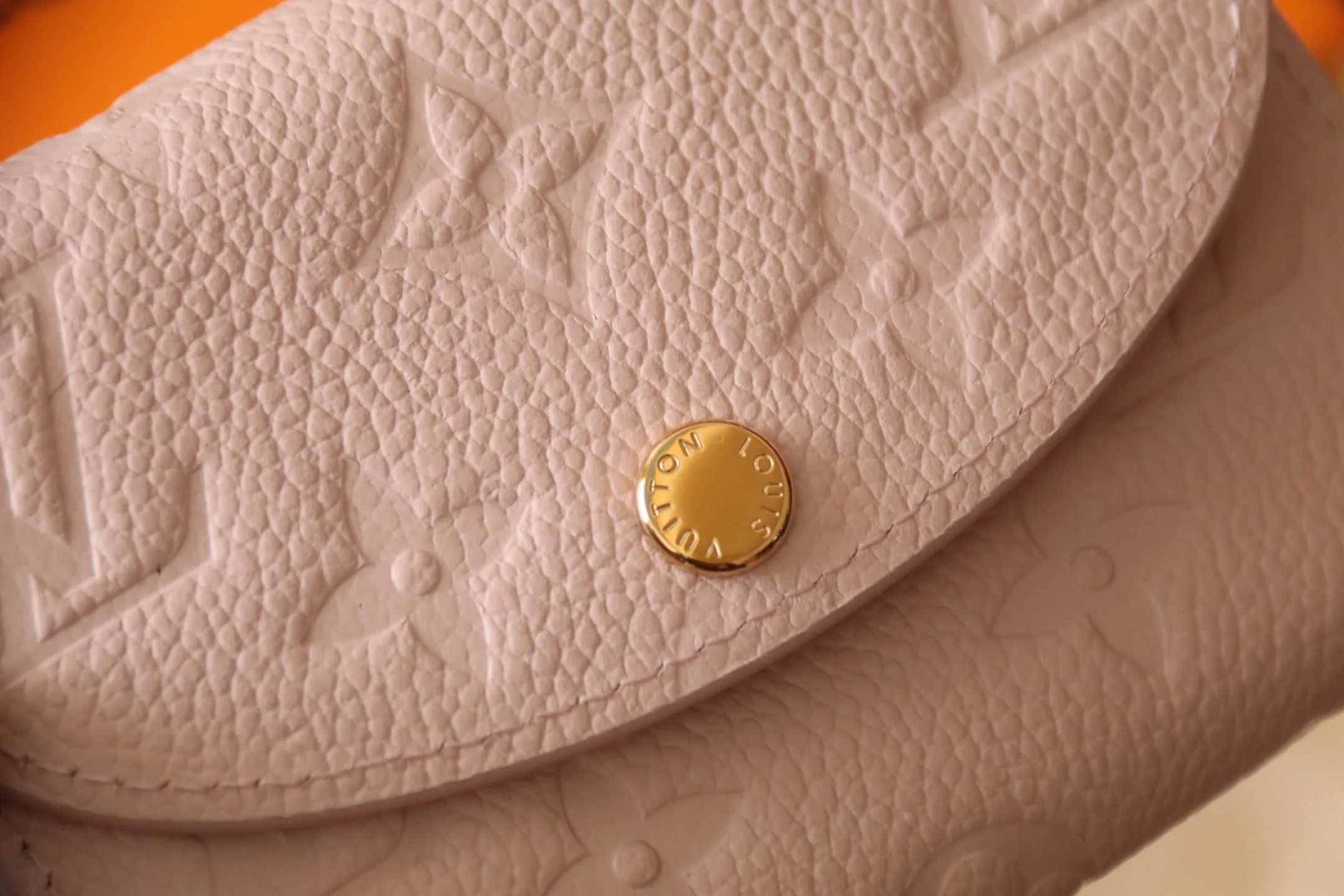 Original quality P340 M81455 pink first-layer cowhide👏👏This Rosalie coin purse is made of Monogram Empreinte embossed soft-grained cowhide. It opens with a rounded flap and has a compact shape. It has a zippered coin pocket, a patch pocket and a card compartment inside. Louis Vuitton logo-engraved snaps secure the closure. Size: 11X8X2.5cm.