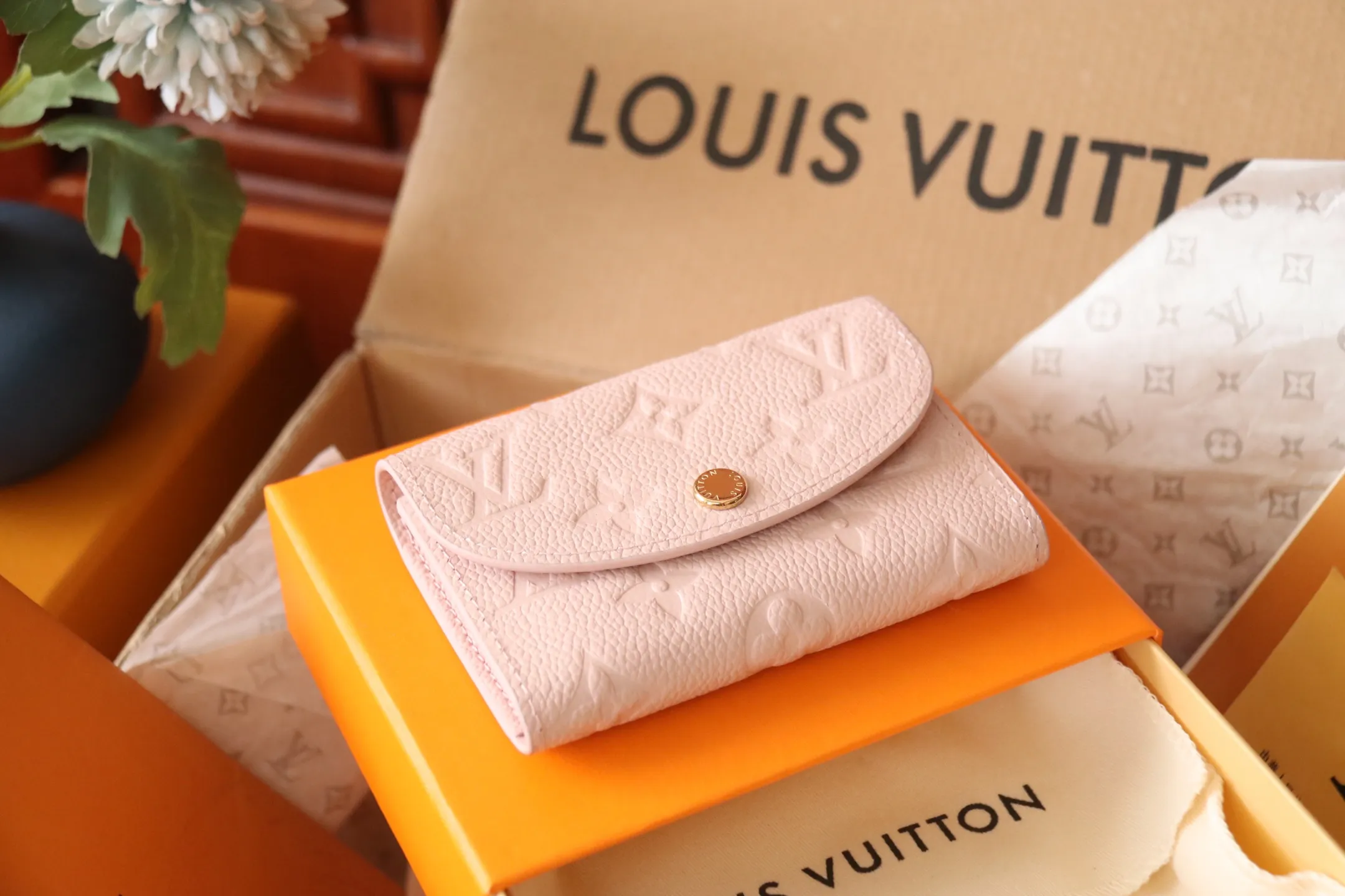 Original quality P340 M81455 pink first-layer cowhide👏👏This Rosalie coin purse is made of Monogram Empreinte embossed soft-grained cowhide. It opens with a rounded flap and has a compact shape. It has a zippered coin pocket, a patch pocket and a card compartment inside. Louis Vuitton logo-engraved snaps secure the closure. Size: 11X8X2.5cm.