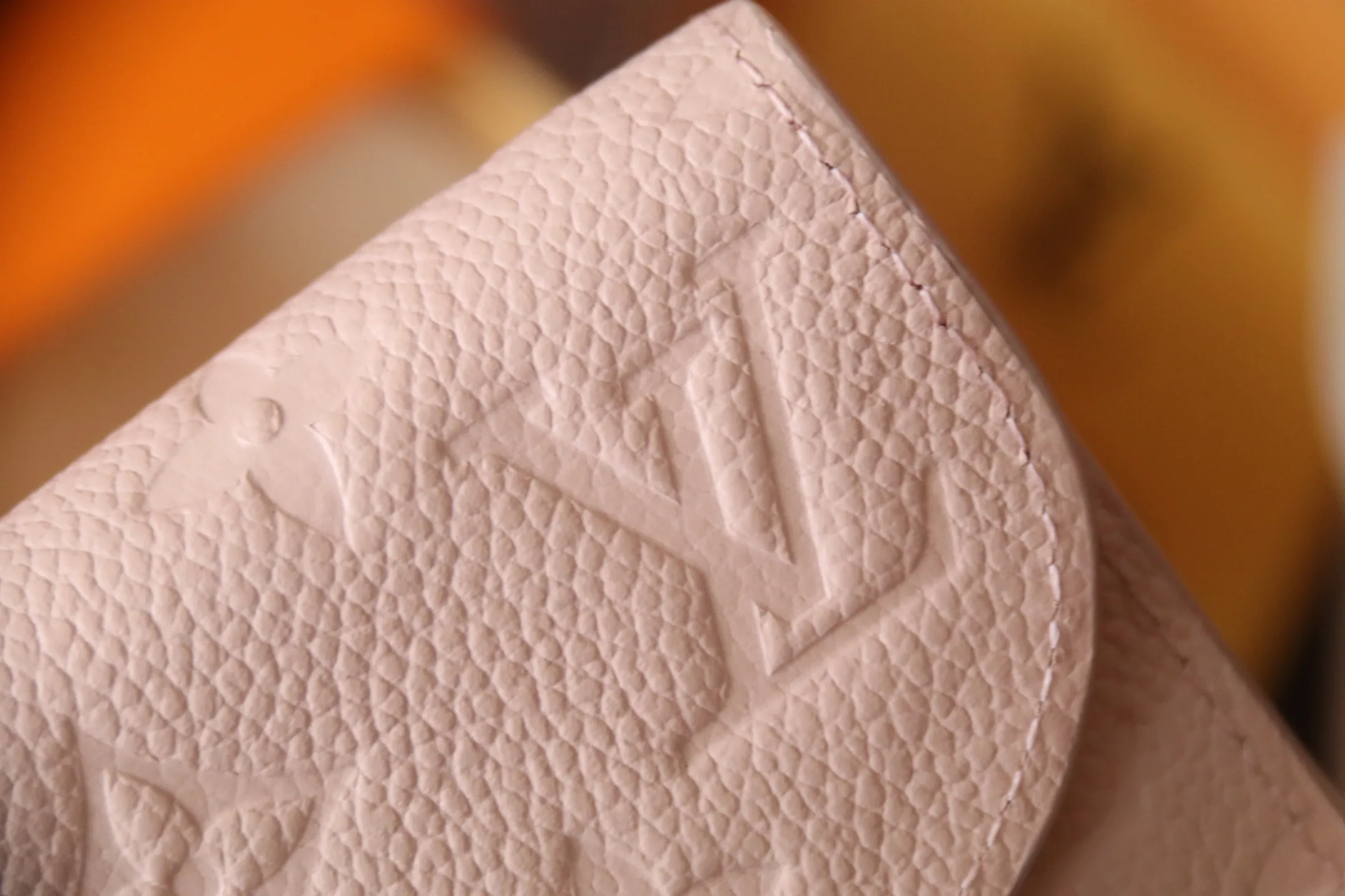 Original quality P340 M81455 pink first-layer cowhide👏👏This Rosalie coin purse is made of Monogram Empreinte embossed soft-grained cowhide. It opens with a rounded flap and has a compact shape. It has a zippered coin pocket, a patch pocket and a card compartment inside. Louis Vuitton logo-engraved snaps secure the closure. Size: 11X8X2.5cm.