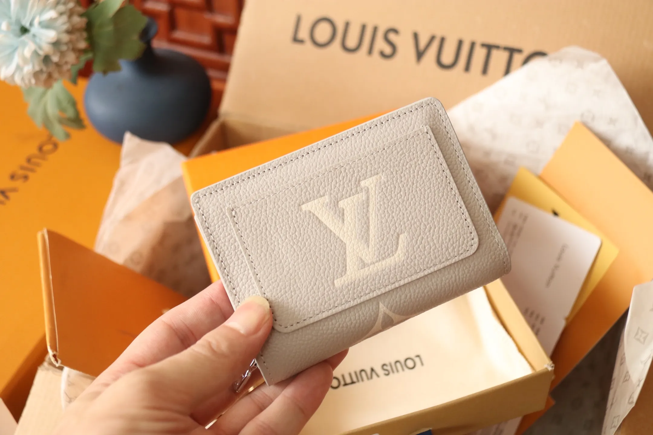 M14153 silk screen gray 💎P540 Cléa wallet is made of Monogram Empreinte soft grained cowhide and decorated with Louis Vuitton's iconic Monogram pattern. This model is known for its stylish design, which is both compact and spacious. It has an outer pocket, a zippered coin pocket, a note compartment and six card slots. Size: 11x8.5x3.5cm.