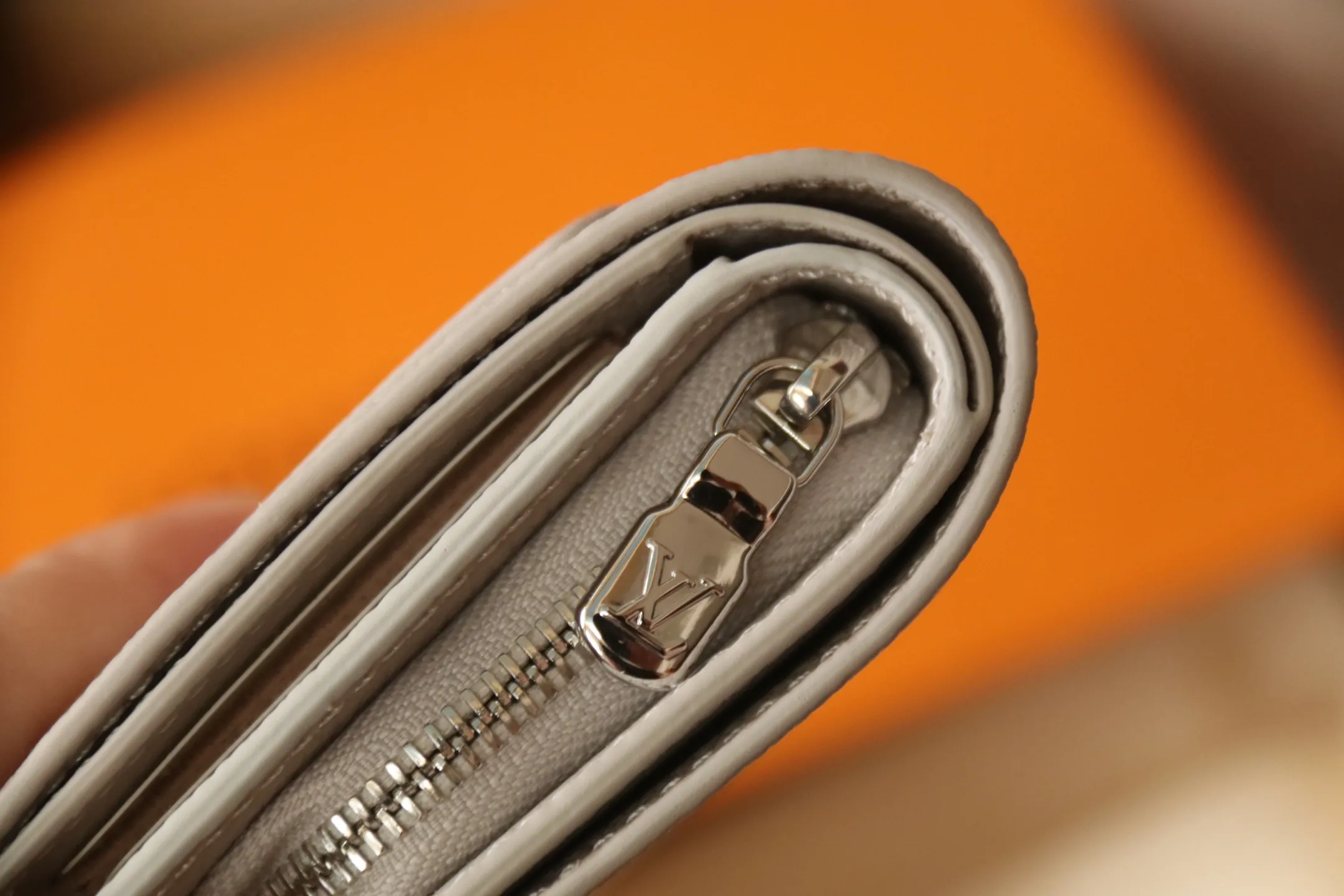 M14153 silk screen gray 💎P540 Cléa wallet is made of Monogram Empreinte soft grained cowhide and decorated with Louis Vuitton's iconic Monogram pattern. This model is known for its stylish design, which is both compact and spacious. It has an outer pocket, a zippered coin pocket, a note compartment and six card slots. Size: 11x8.5x3.5cm.