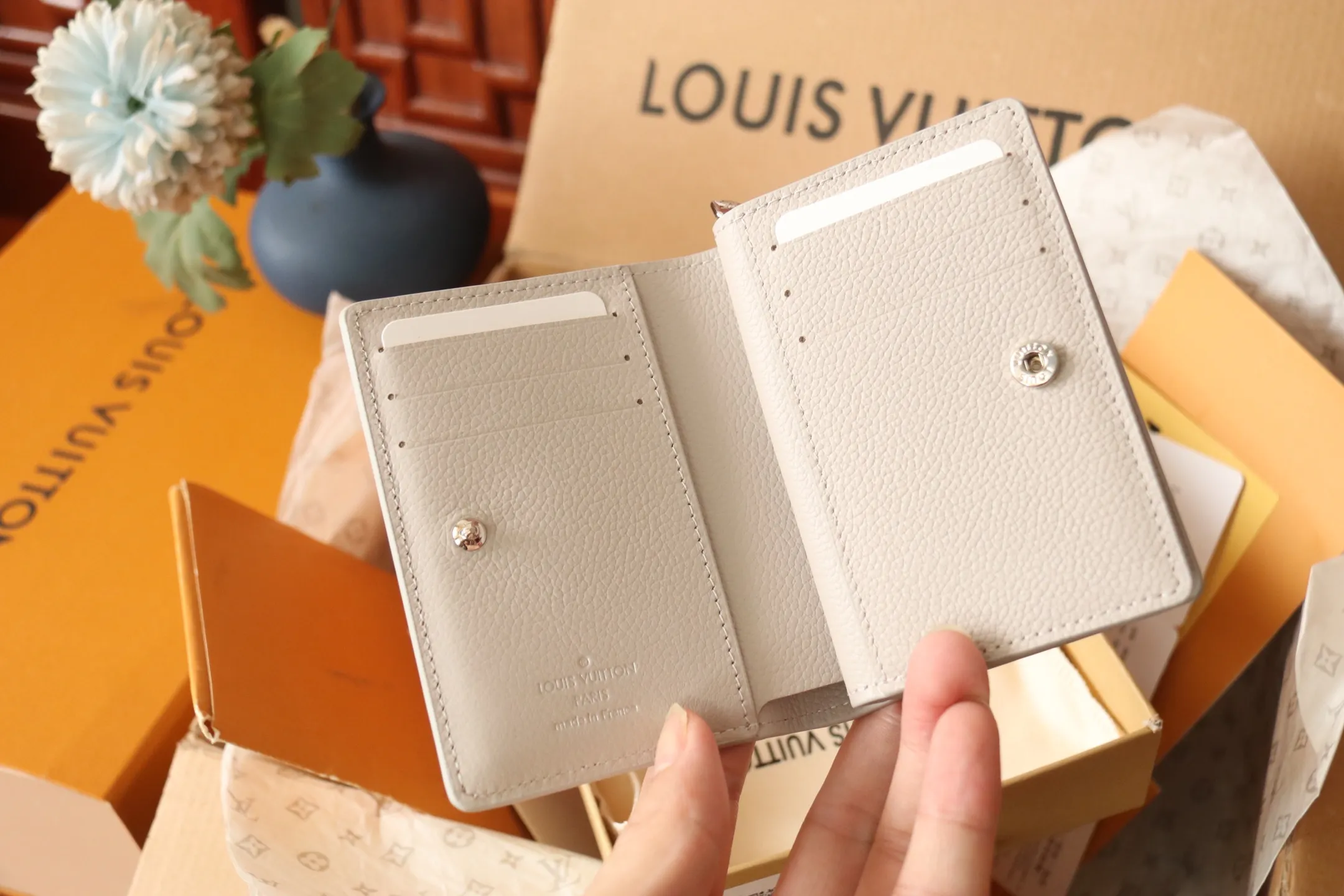 M14153 silk screen gray 💎P540 Cléa wallet is made of Monogram Empreinte soft grained cowhide and decorated with Louis Vuitton's iconic Monogram pattern. This model is known for its stylish design, which is both compact and spacious. It has an outer pocket, a zippered coin pocket, a note compartment and six card slots. Size: 11x8.5x3.5cm.