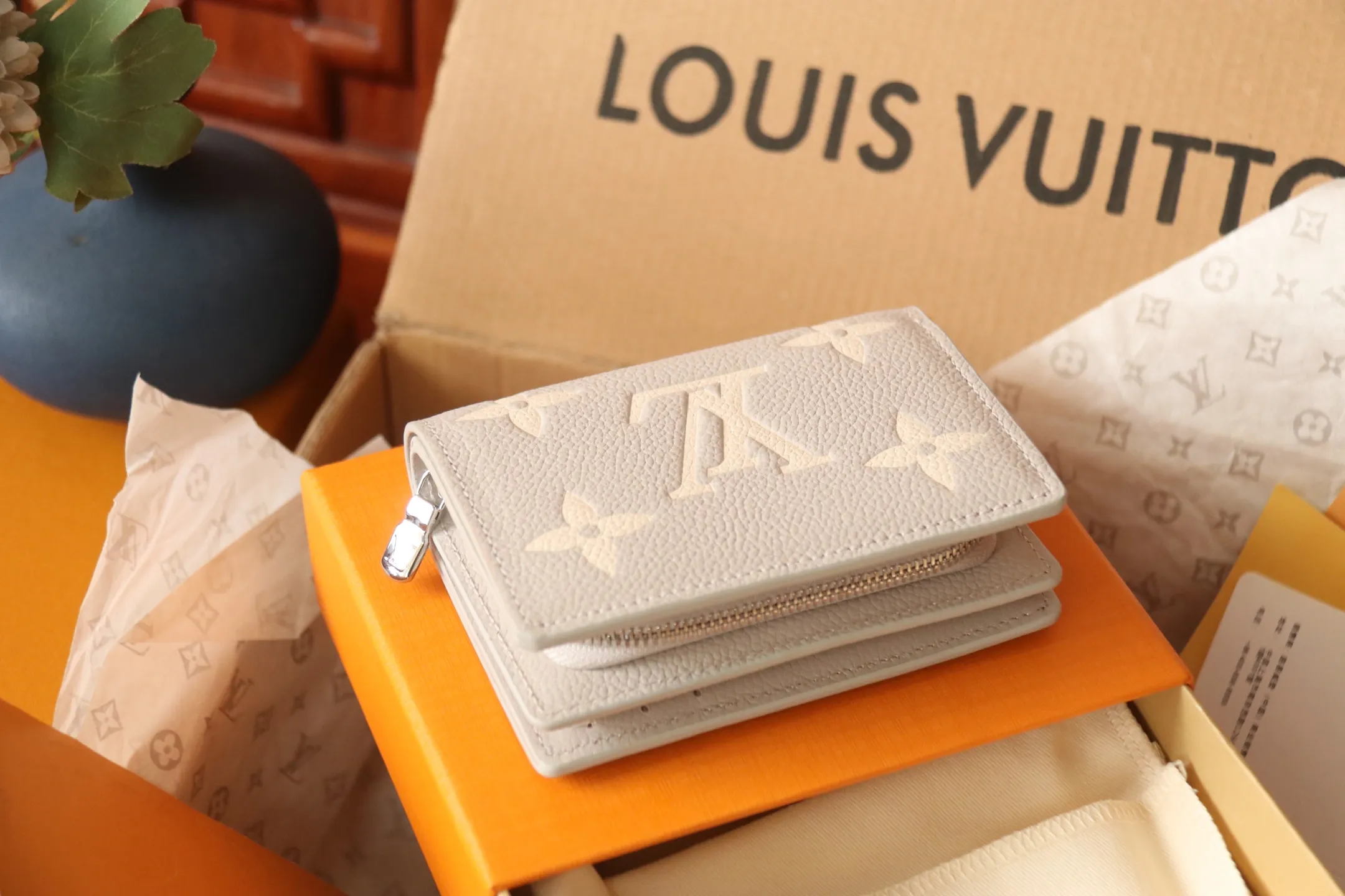 M14153 silk screen gray 💎P540 Cléa wallet is made of Monogram Empreinte soft grained cowhide and decorated with Louis Vuitton's iconic Monogram pattern. This model is known for its stylish design, which is both compact and spacious. It has an outer pocket, a zippered coin pocket, a note compartment and six card slots. Size: 11x8.5x3.5cm.