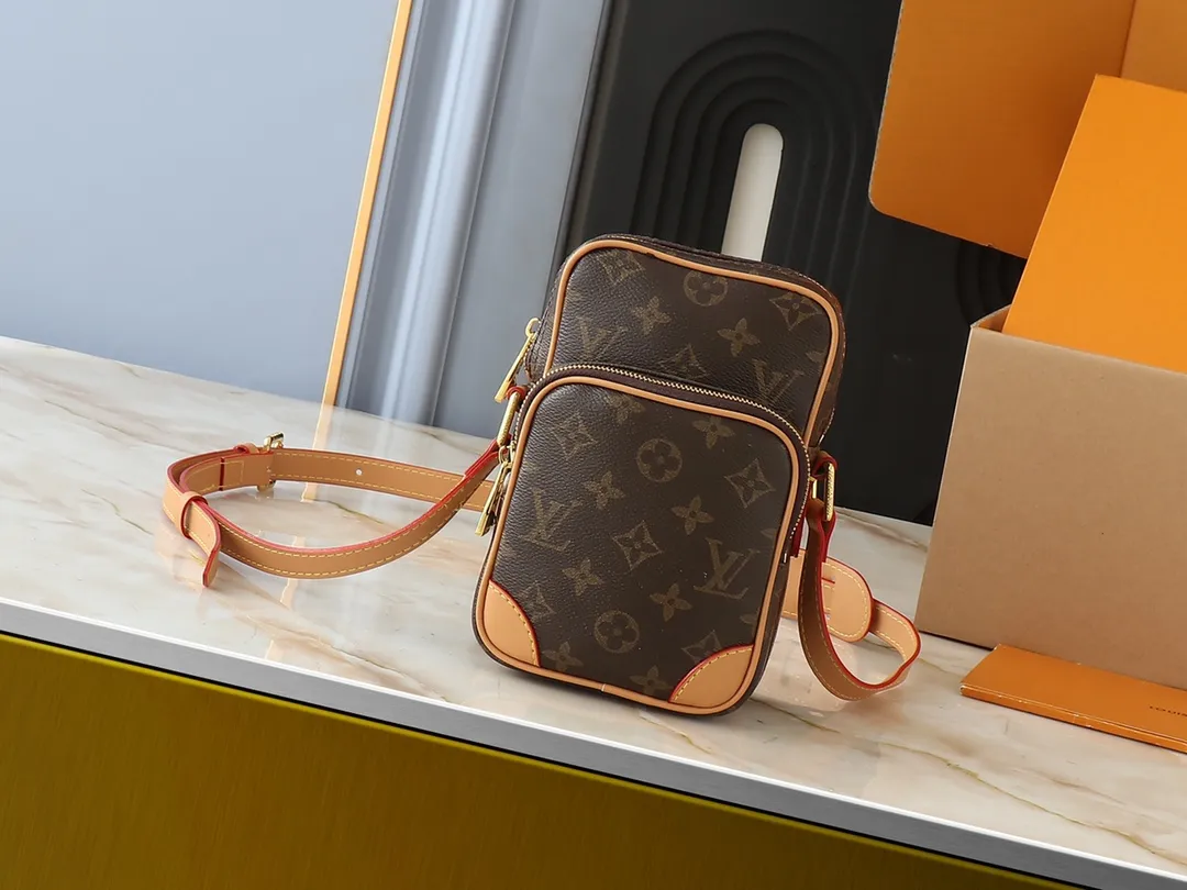 💰220💰Upgraded original M14016 M14014 M14013 M14058 M14253 In his latest collection, Pharrell Williams reinvents the Amazone crossbody bag from the 1980s, updating it with luxurious details. Select soft cow leather and cover it with Monogram printing. The leather texture is like vintage Monogram canvas. The bag is embellished with a pearl zipper and paired with a detachable Louis Vuitton metal hangtag, which is reminiscent of the nameplate on the brand's vintage luggage. 13.5 x 20.0 x 8.0 cm (length x height x width)