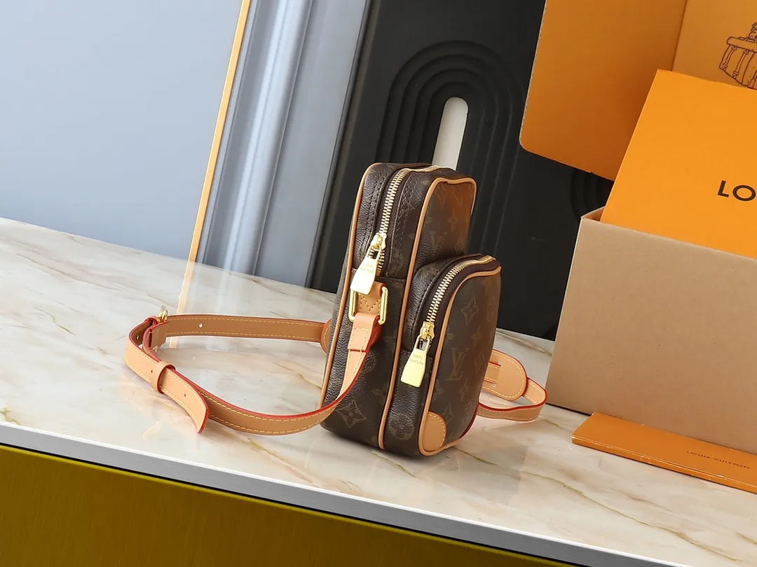 💰220💰Upgraded original M14016 M14014 M14013 M14058 M14253 In his latest collection, Pharrell Williams reinvents the Amazone crossbody bag from the 1980s, updating it with luxurious details. Select soft cow leather and cover it with Monogram printing. The leather texture is like vintage Monogram canvas. The bag is embellished with a pearl zipper and paired with a detachable Louis Vuitton metal hangtag, which is reminiscent of the nameplate on the brand's vintage luggage. 13.5 x 20.0 x 8.0 cm (length x height x width)