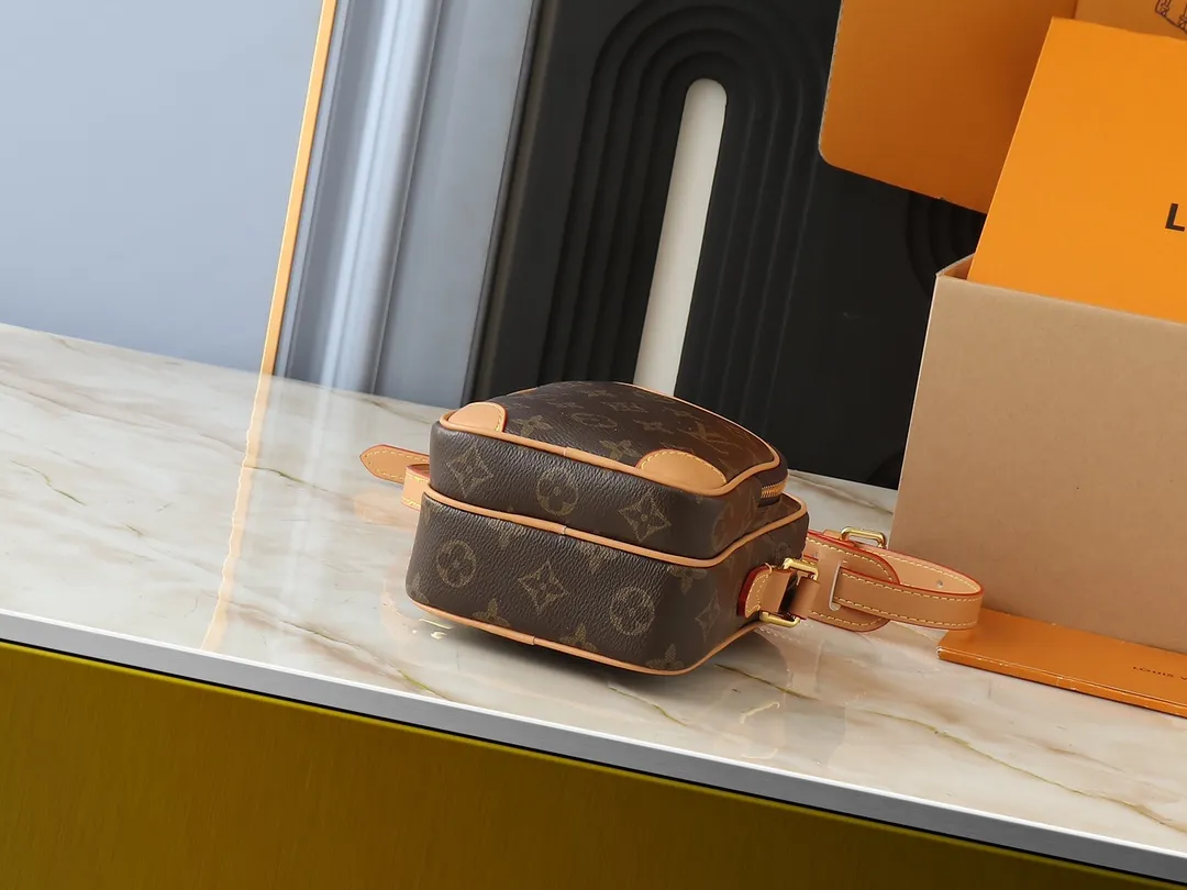 💰220💰Upgraded original M14016 M14014 M14013 M14058 M14253 In his latest collection, Pharrell Williams reinvents the Amazone crossbody bag from the 1980s, updating it with luxurious details. Select soft cow leather and cover it with Monogram printing. The leather texture is like vintage Monogram canvas. The bag is embellished with a pearl zipper and paired with a detachable Louis Vuitton metal hangtag, which is reminiscent of the nameplate on the brand's vintage luggage. 13.5 x 20.0 x 8.0 cm (length x height x width)
