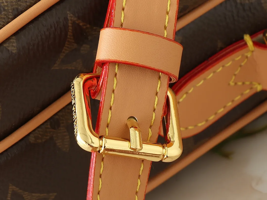 💰220💰Upgraded original M14016 M14014 M14013 M14058 M14253 In his latest collection, Pharrell Williams reinvents the Amazone crossbody bag from the 1980s, updating it with luxurious details. Select soft cow leather and cover it with Monogram printing. The leather texture is like vintage Monogram canvas. The bag is embellished with a pearl zipper and paired with a detachable Louis Vuitton metal hangtag, which is reminiscent of the nameplate on the brand's vintage luggage. 13.5 x 20.0 x 8.0 cm (length x height x width)
