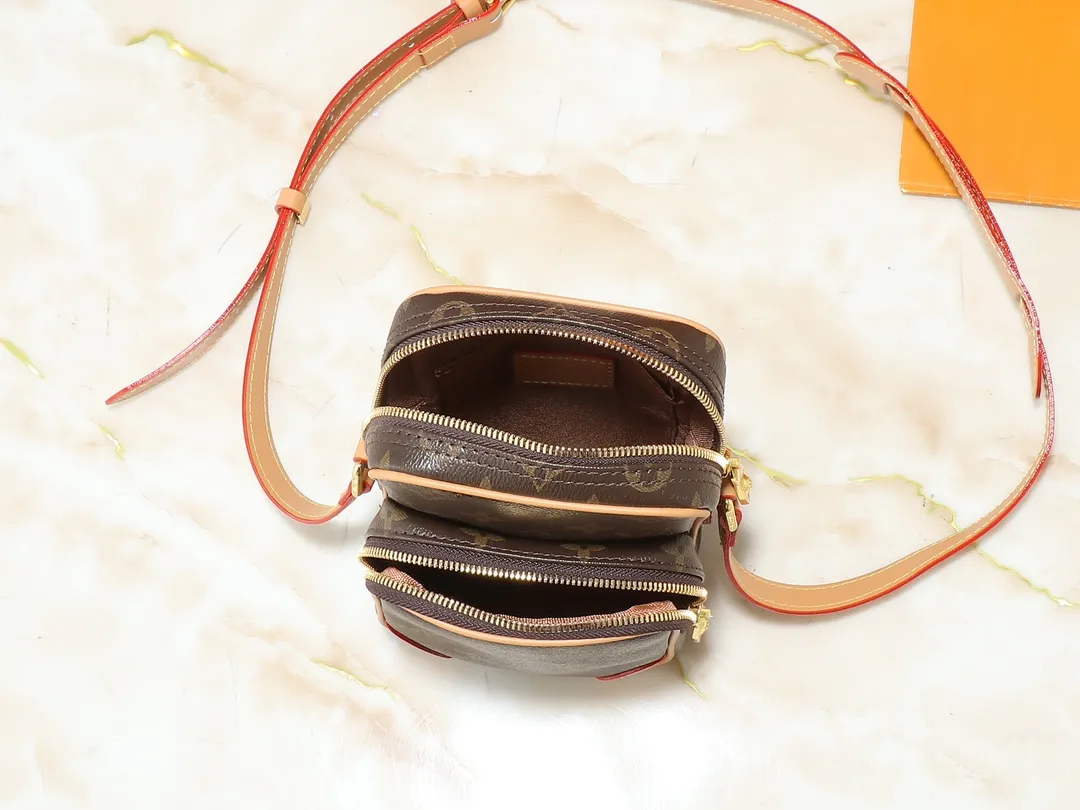 💰220💰Upgraded original M14016 M14014 M14013 M14058 M14253 In his latest collection, Pharrell Williams reinvents the Amazone crossbody bag from the 1980s, updating it with luxurious details. Select soft cow leather and cover it with Monogram printing. The leather texture is like vintage Monogram canvas. The bag is embellished with a pearl zipper and paired with a detachable Louis Vuitton metal hangtag, which is reminiscent of the nameplate on the brand's vintage luggage. 13.5 x 20.0 x 8.0 cm (length x height x width)