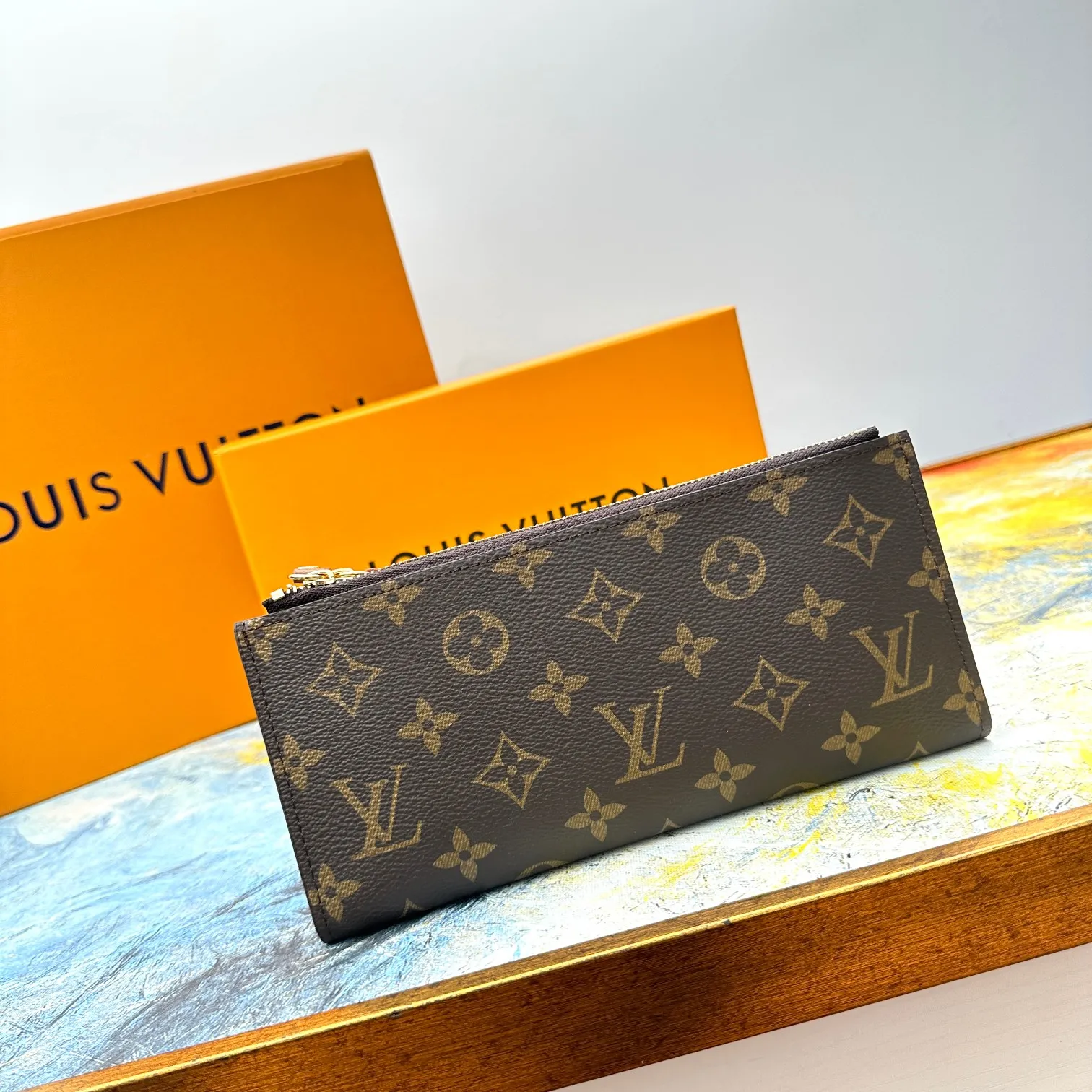 💰120 💎Top original version #Super practical, still popular# Official website synchronized version! Combining Louis Vuitton's classic Monogram canvas material with a bright colored leather lining, the stylish Adele wallet features a modern thin design, two leather zippers and a magnetic clasp for easy opening. It also works as a clutch. 12 credit card slots, 2 zippered compartments for coins or a smartphone, 2 flat interior pockets, embossed cowhide leather lining, shiny gold-tone hardware. ❤️Model: M61269 Size 21x9x2.
