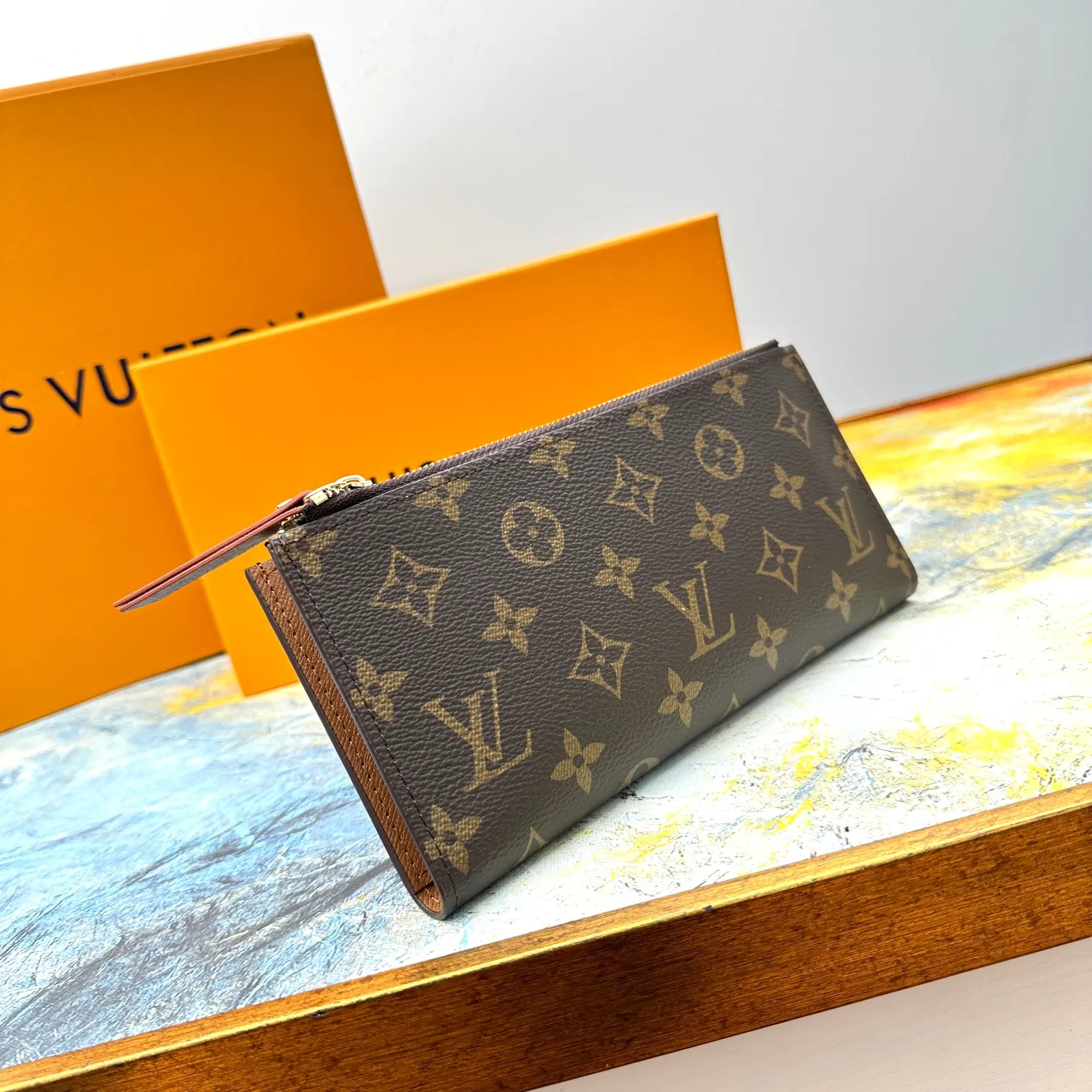 💰120 💎Top original version #Super practical, still popular# Official website synchronized version! Combining Louis Vuitton's classic Monogram canvas material with a bright colored leather lining, the stylish Adele wallet features a modern thin design, two leather zippers and a magnetic clasp for easy opening. It also works as a clutch. 12 credit card slots, 2 zippered compartments for coins or a smartphone, 2 flat interior pockets, embossed cowhide leather lining, shiny gold-tone hardware. ❤️Model: M61269 Size 21x9x2.