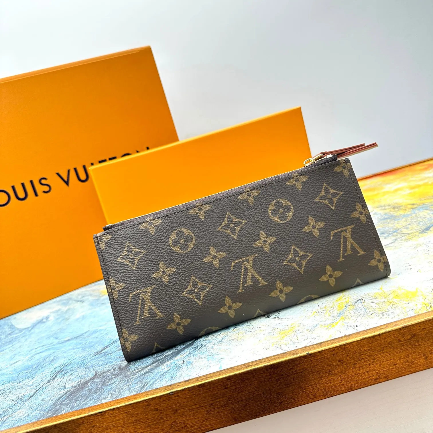 💰120 💎Top original version #Super practical, still popular# Official website synchronized version! Combining Louis Vuitton's classic Monogram canvas material with a bright colored leather lining, the stylish Adele wallet features a modern thin design, two leather zippers and a magnetic clasp for easy opening. It also works as a clutch. 12 credit card slots, 2 zippered compartments for coins or a smartphone, 2 flat interior pockets, embossed cowhide leather lining, shiny gold-tone hardware. ❤️Model: M61269 Size 21x9x2.