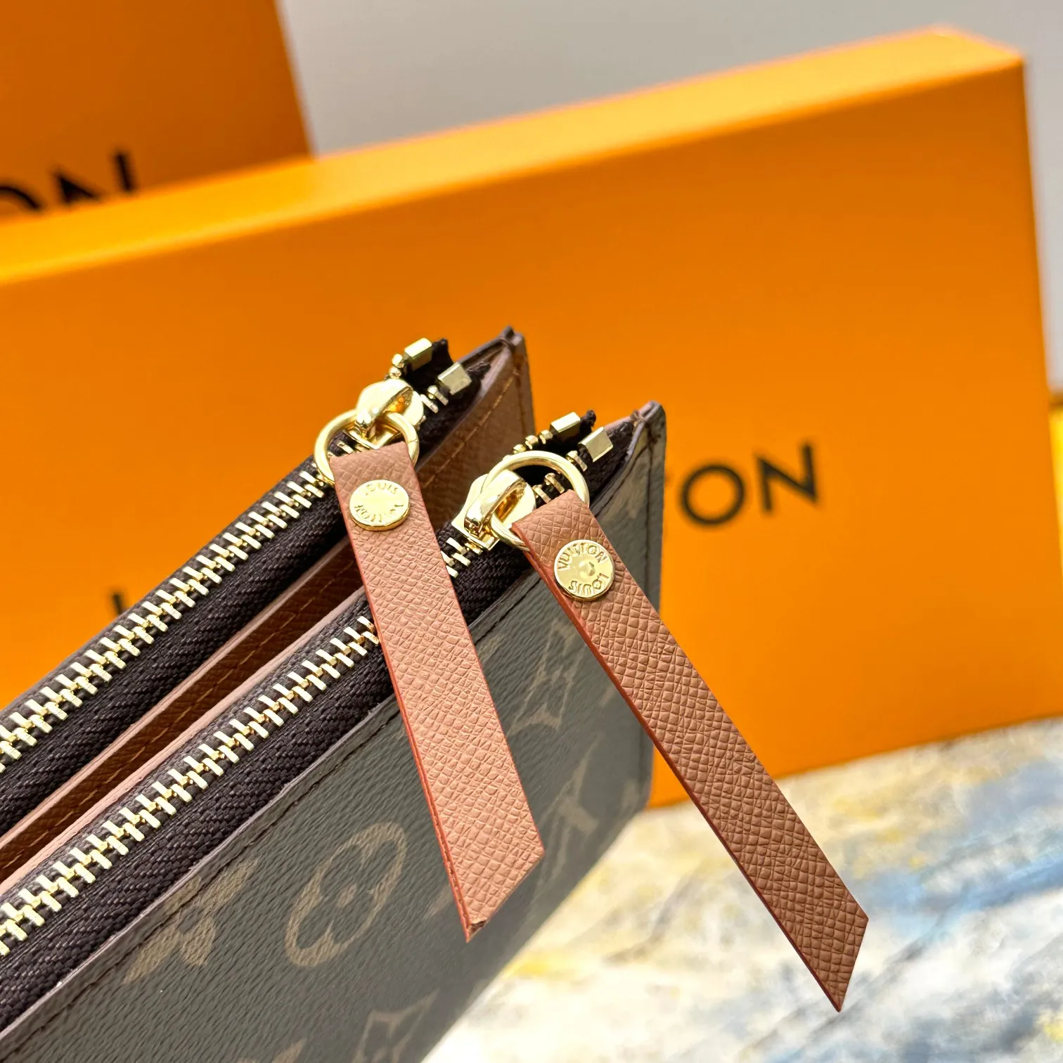 💰120 💎Top original version #Super practical, still popular# Official website synchronized version! Combining Louis Vuitton's classic Monogram canvas material with a bright colored leather lining, the stylish Adele wallet features a modern thin design, two leather zippers and a magnetic clasp for easy opening. It also works as a clutch. 12 credit card slots, 2 zippered compartments for coins or a smartphone, 2 flat interior pockets, embossed cowhide leather lining, shiny gold-tone hardware. ❤️Model: M61269 Size 21x9x2.