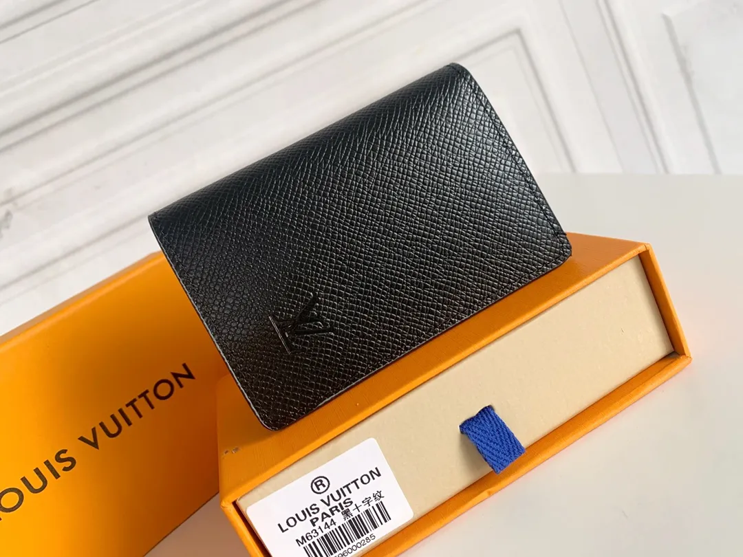 💰80 💎Small card holder Louis vuitton's pocket leather wallet has seven compartments, which can hold credit cards, bus cards, business cards, and even city maps. Damier canvas, leather-bound - two credit card compartments - four inner compartments - one outer compartment. ❤️ Model M63144 Size 7X11.