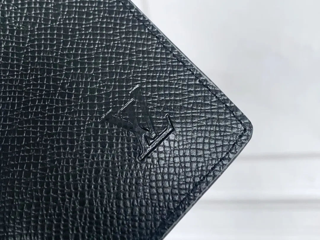 💰80 💎Small card holder Louis vuitton's pocket leather wallet has seven compartments, which can hold credit cards, bus cards, business cards, and even city maps. Damier canvas, leather-bound - two credit card compartments - four inner compartments - one outer compartment. ❤️ Model M63144 Size 7X11.