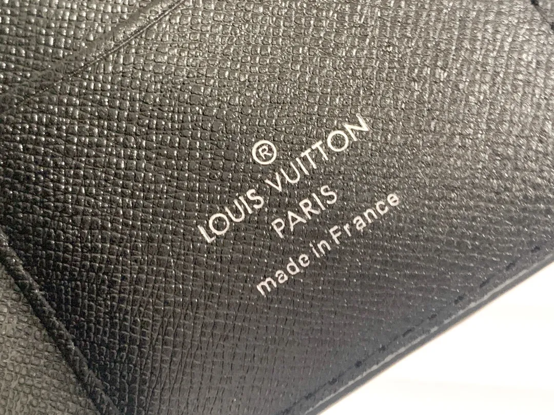 💰80 💎Small card holder Louis vuitton's pocket leather wallet has seven compartments, which can hold credit cards, bus cards, business cards, and even city maps. Damier canvas, leather-bound - two credit card compartments - four inner compartments - one outer compartment. ❤️ Model M63144 Size 7X11.