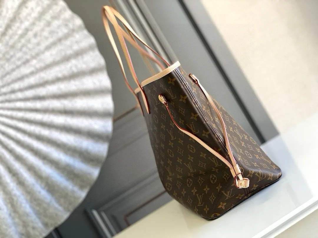 💰800 (large steel nails) top original order M40990 NEVERFULL large handbag Neverfull is a new interpretation of the classic handbag and explores the exquisite details inside the bag. Redesigned interior pockets feature fresh fabric linings and vintage details inspired by the Louis Vuitton archives, most notably the detachable zippered clutch, which can be used as a sophisticated clutch on its own or as an additional pocket. Bright lining tones add a more lively feel to Monogram's classic canvas. Detailed features 39 x 32 x 19 cm (Length x Height x Width) Redesigned interior pocket with details inspired by the Louis Vuitton archives Pockets lined with linen fabric Removable zippered clutch with tonal interior pocket Natural cowhide leather trim Shiny gold-tone hardware Handles: double handles