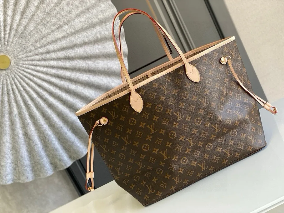 💰800 (large steel nails) top original order M40990 NEVERFULL large handbag Neverfull is a new interpretation of the classic handbag and explores the exquisite details inside the bag. Redesigned interior pockets feature fresh fabric linings and vintage details inspired by the Louis Vuitton archives, most notably the detachable zippered clutch, which can be used as a sophisticated clutch on its own or as an additional pocket. Bright lining tones add a more lively feel to Monogram's classic canvas. Detailed features 39 x 32 x 19 cm (Length x Height x Width) Redesigned interior pocket with details inspired by the Louis Vuitton archives Pockets lined with linen fabric Removable zippered clutch with tonal interior pocket Natural cowhide leather trim Shiny gold-tone hardware Handles: double handles