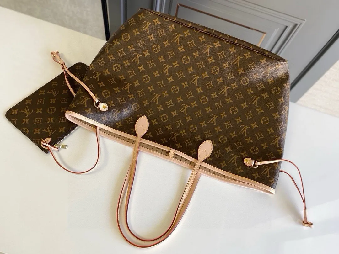 💰800 (large steel nails) top original order M40990 NEVERFULL large handbag Neverfull is a new interpretation of the classic handbag and explores the exquisite details inside the bag. Redesigned interior pockets feature fresh fabric linings and vintage details inspired by the Louis Vuitton archives, most notably the detachable zippered clutch, which can be used as a sophisticated clutch on its own or as an additional pocket. Bright lining tones add a more lively feel to Monogram's classic canvas. Detailed features 39 x 32 x 19 cm (Length x Height x Width) Redesigned interior pocket with details inspired by the Louis Vuitton archives Pockets lined with linen fabric Removable zippered clutch with tonal interior pocket Natural cowhide leather trim Shiny gold-tone hardware Handles: double handles