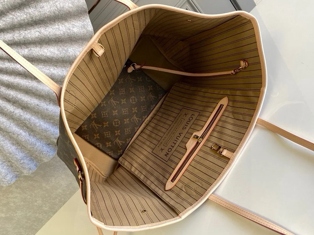 💰800 (large steel nails) top original order M40990 NEVERFULL large handbag Neverfull is a new interpretation of the classic handbag and explores the exquisite details inside the bag. Redesigned interior pockets feature fresh fabric linings and vintage details inspired by the Louis Vuitton archives, most notably the detachable zippered clutch, which can be used as a sophisticated clutch on its own or as an additional pocket. Bright lining tones add a more lively feel to Monogram's classic canvas. Detailed features 39 x 32 x 19 cm (Length x Height x Width) Redesigned interior pocket with details inspired by the Louis Vuitton archives Pockets lined with linen fabric Removable zippered clutch with tonal interior pocket Natural cowhide leather trim Shiny gold-tone hardware Handles: double handles
