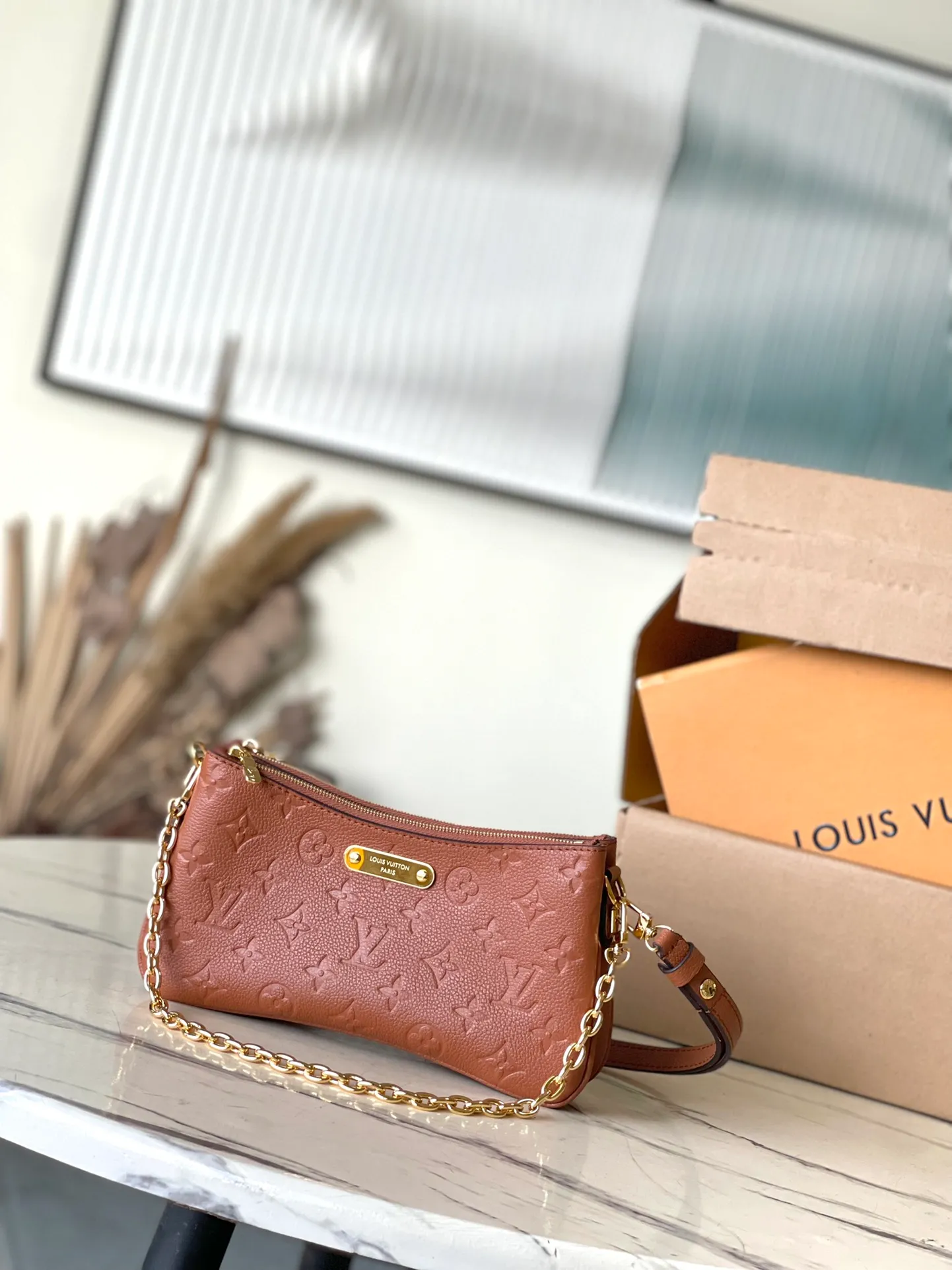 💰1020 (top layer leather) top original M11916 caramel color Monogram Empreinte leather Liv pochette can fit tightly on the arm. It comes with a removable gold-tone chain and a removable, adjustable double strap and is crafted from signature natural cowhide leather. A secure double zip closure and engraved gold plaque complete this stylish piece. size：24x13x6.5cm