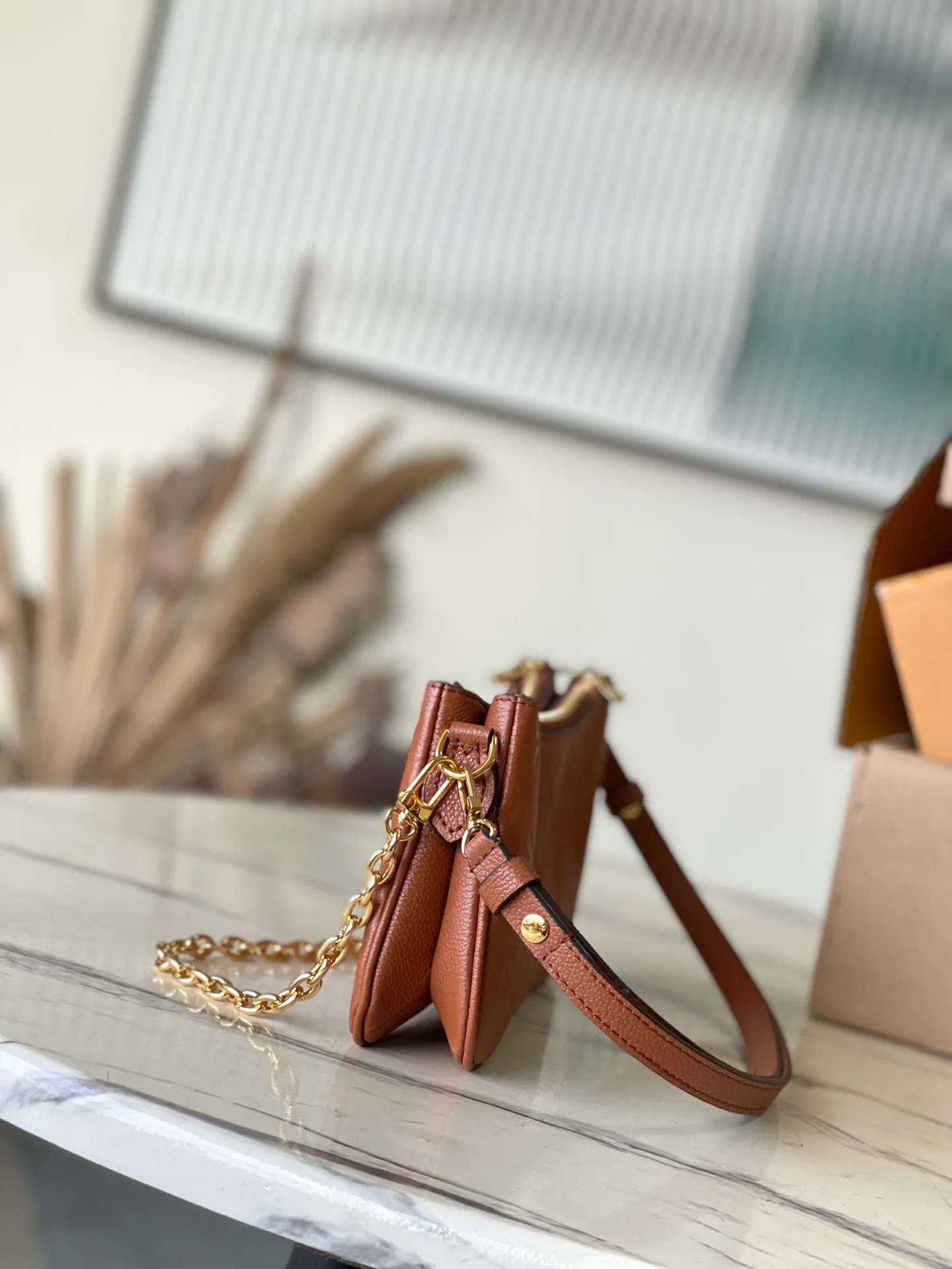 💰1020 (top layer leather) top original M11916 caramel color Monogram Empreinte leather Liv pochette can fit tightly on the arm. It comes with a removable gold-tone chain and a removable, adjustable double strap and is crafted from signature natural cowhide leather. A secure double zip closure and engraved gold plaque complete this stylish piece. size：24x13x6.5cm