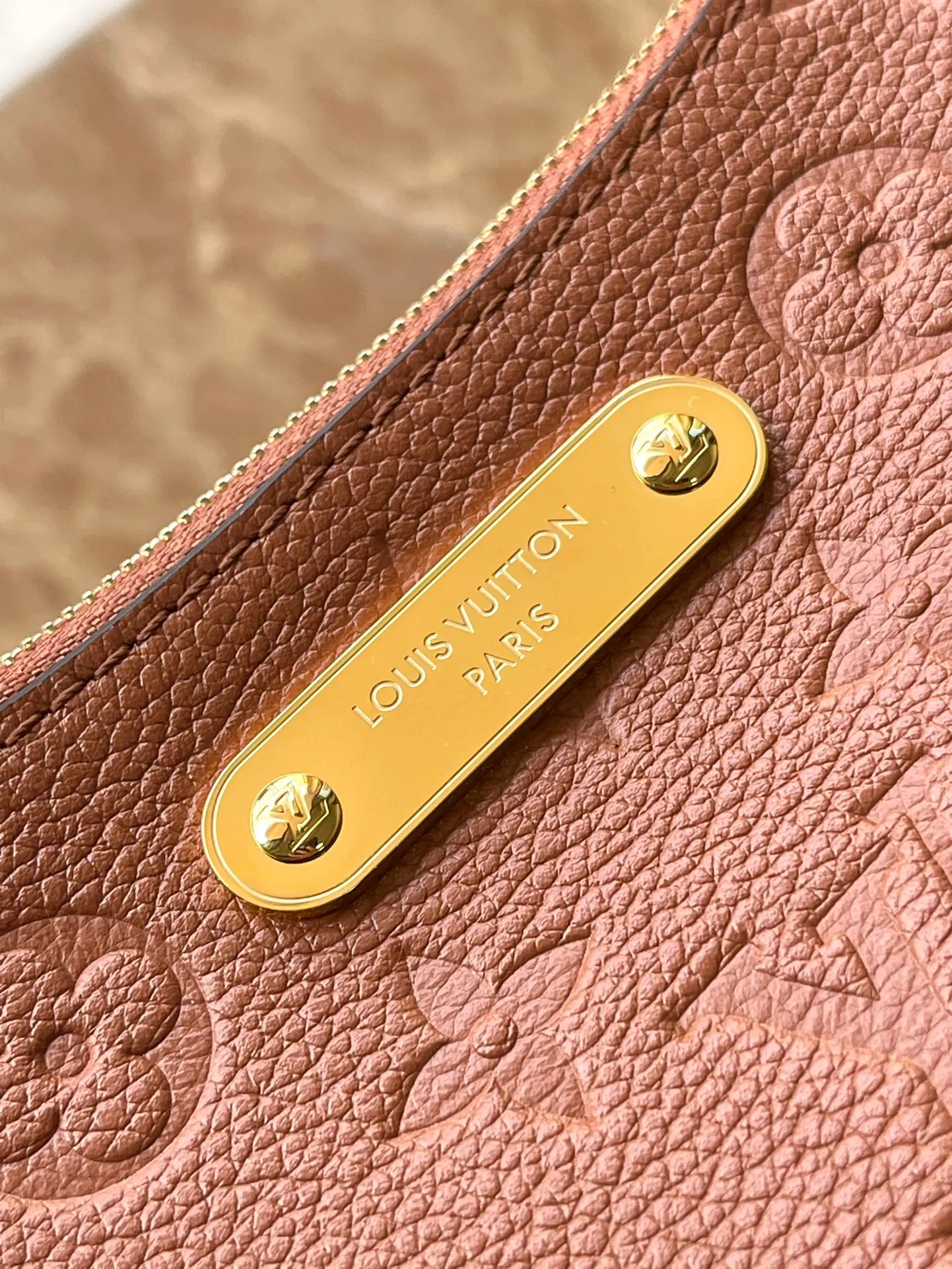 💰1020 (top layer leather) top original M11916 caramel color Monogram Empreinte leather Liv pochette can fit tightly on the arm. It comes with a removable gold-tone chain and a removable, adjustable double strap and is crafted from signature natural cowhide leather. A secure double zip closure and engraved gold plaque complete this stylish piece. size：24x13x6.5cm