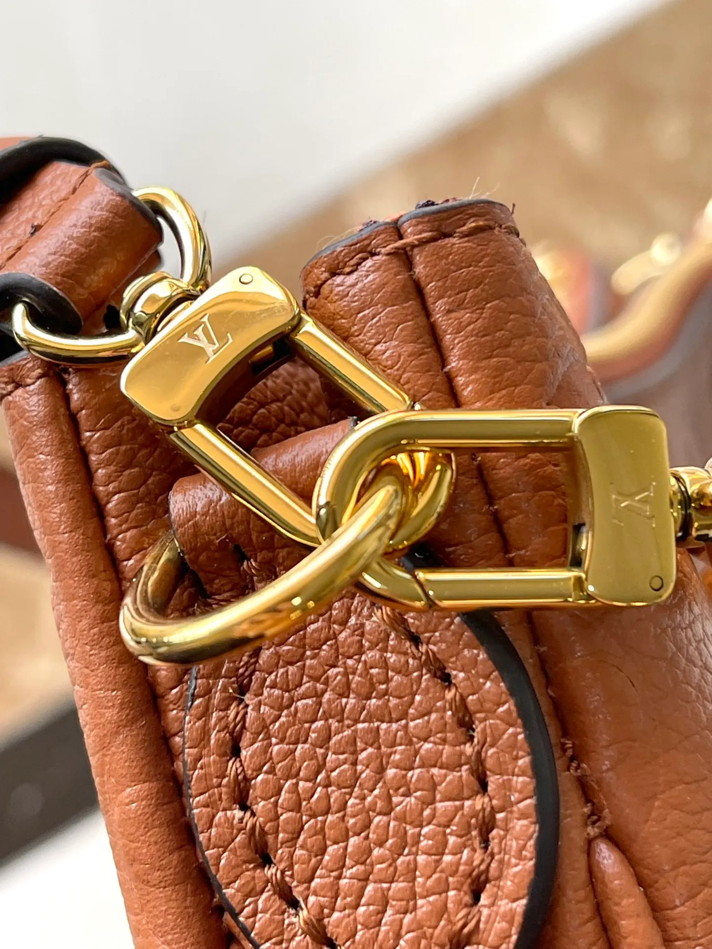 💰1020 (top layer leather) top original M11916 caramel color Monogram Empreinte leather Liv pochette can fit tightly on the arm. It comes with a removable gold-tone chain and a removable, adjustable double strap and is crafted from signature natural cowhide leather. A secure double zip closure and engraved gold plaque complete this stylish piece. size：24x13x6.5cm