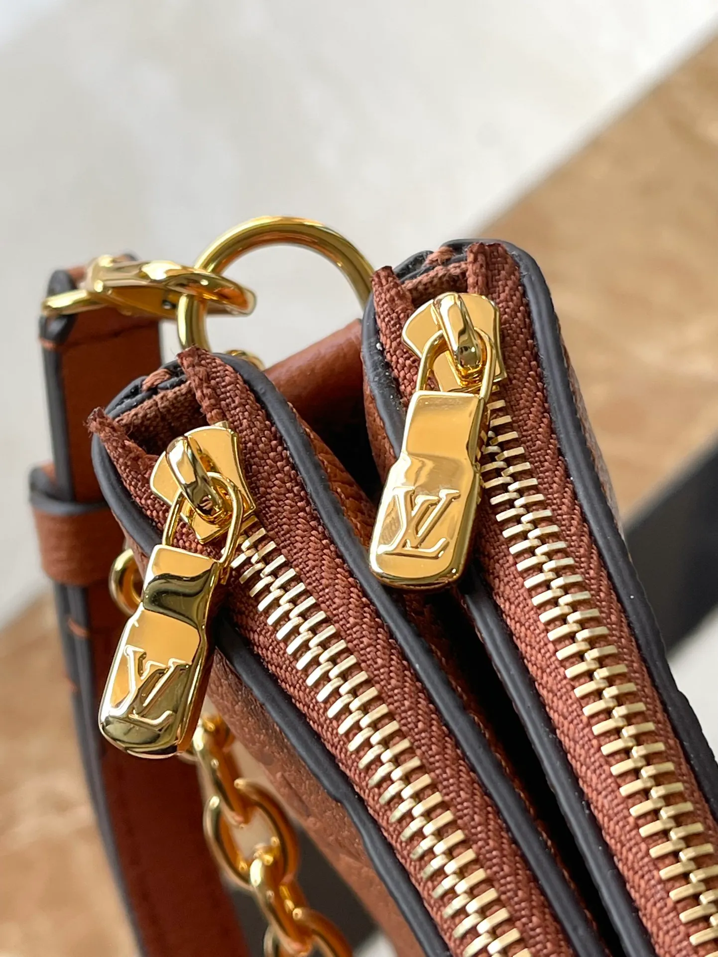 💰1020 (top layer leather) top original M11916 caramel color Monogram Empreinte leather Liv pochette can fit tightly on the arm. It comes with a removable gold-tone chain and a removable, adjustable double strap and is crafted from signature natural cowhide leather. A secure double zip closure and engraved gold plaque complete this stylish piece. size：24x13x6.5cm
