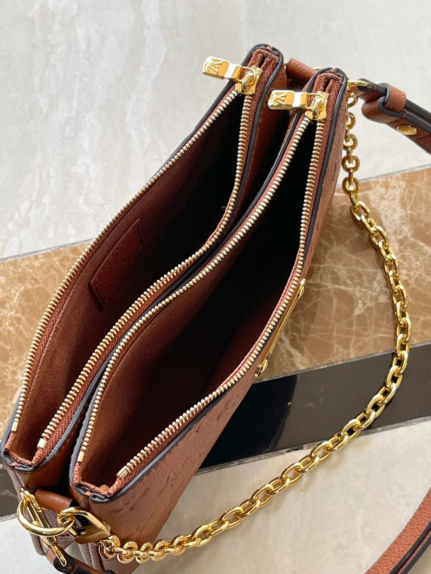 💰1020 (top layer leather) top original M11916 caramel color Monogram Empreinte leather Liv pochette can fit tightly on the arm. It comes with a removable gold-tone chain and a removable, adjustable double strap and is crafted from signature natural cowhide leather. A secure double zip closure and engraved gold plaque complete this stylish piece. size：24x13x6.5cm