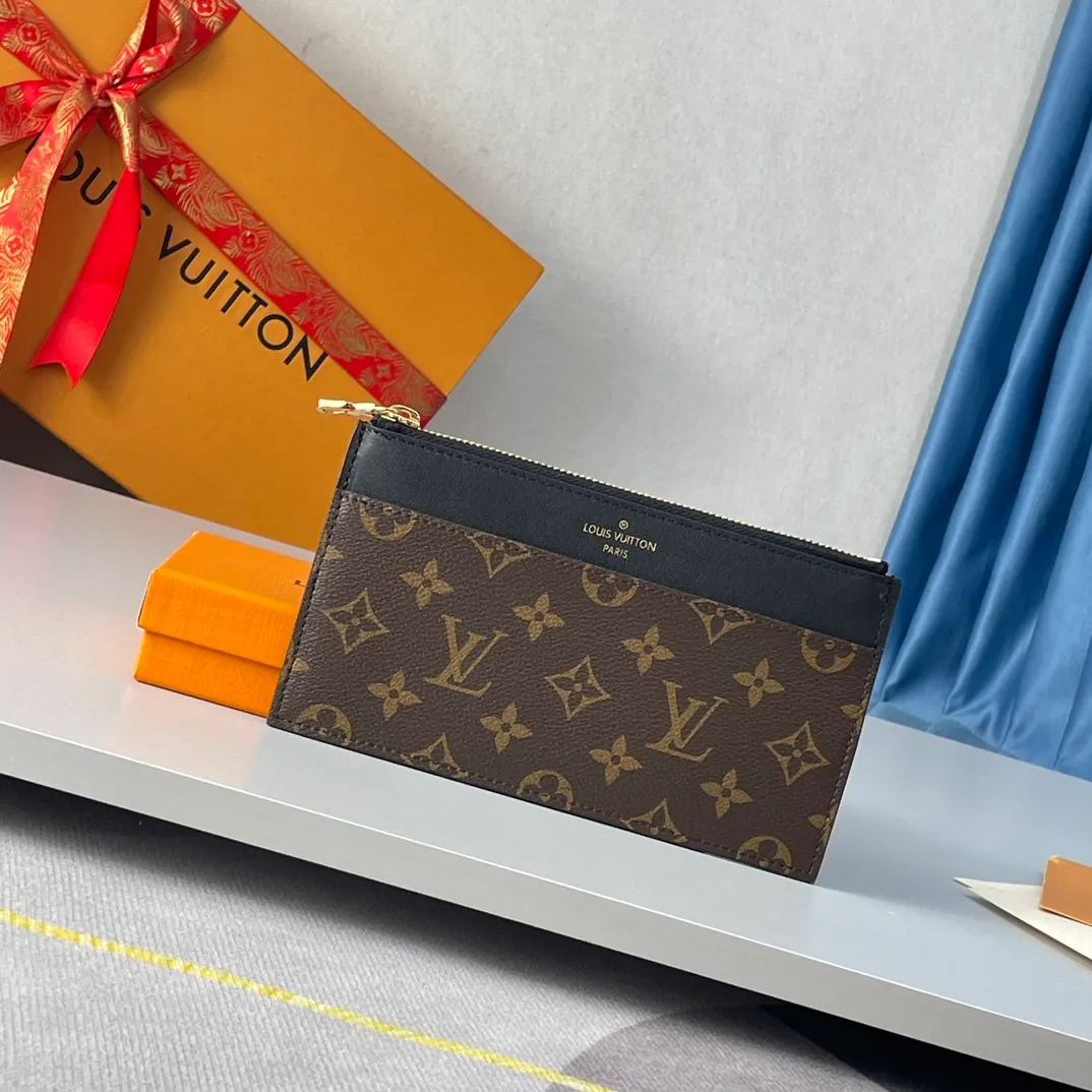 Factory price 240 🇫🇷Exclusive real shot of overseas original order M80348! Made of Monogram canvas and smooth calfskin, the Slim Purse clutch has a simple construction and is embossed with the Louis Vuitton logo. It has a zipped main compartment, an external patch pocket, an outer compartment and a card compartment. It can also be placed in other handbags. Size: 20×11×0.5cm