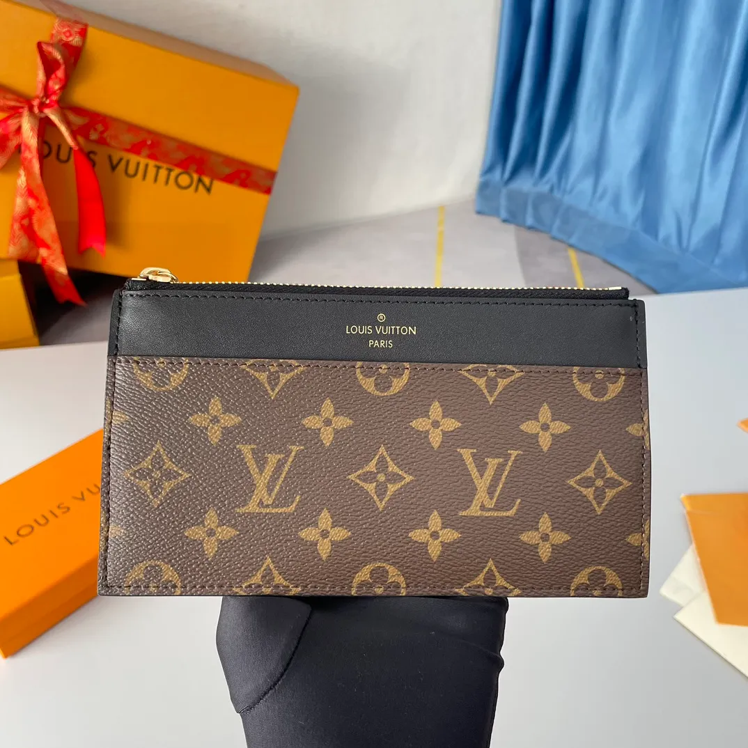 Factory price 240 🇫🇷Exclusive real shot of overseas original order M80348! Made of Monogram canvas and smooth calfskin, the Slim Purse clutch has a simple construction and is embossed with the Louis Vuitton logo. It has a zipped main compartment, an external patch pocket, an outer compartment and a card compartment. It can also be placed in other handbags. Size: 20×11×0.5cm