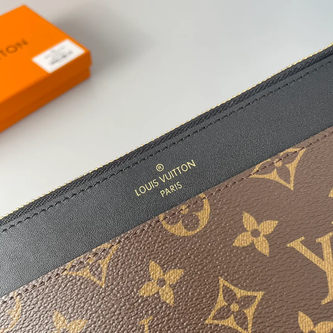 Factory price 240 🇫🇷Exclusive real shot of overseas original order M80348! Made of Monogram canvas and smooth calfskin, the Slim Purse clutch has a simple construction and is embossed with the Louis Vuitton logo. It has a zipped main compartment, an external patch pocket, an outer compartment and a card compartment. It can also be placed in other handbags. Size: 20×11×0.5cm