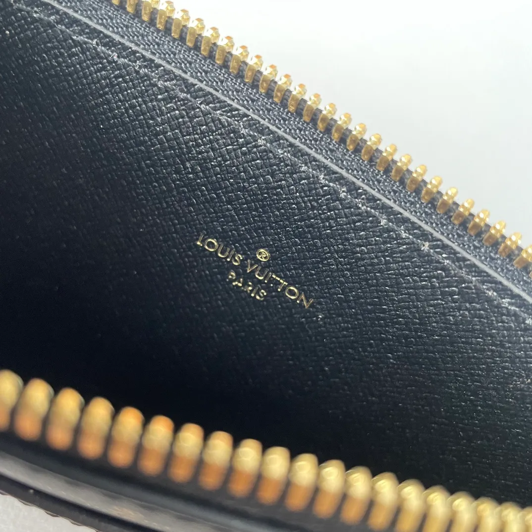 Factory price 240 🇫🇷Exclusive real shot of overseas original order M80348! Made of Monogram canvas and smooth calfskin, the Slim Purse clutch has a simple construction and is embossed with the Louis Vuitton logo. It has a zipped main compartment, an external patch pocket, an outer compartment and a card compartment. It can also be placed in other handbags. Size: 20×11×0.5cm